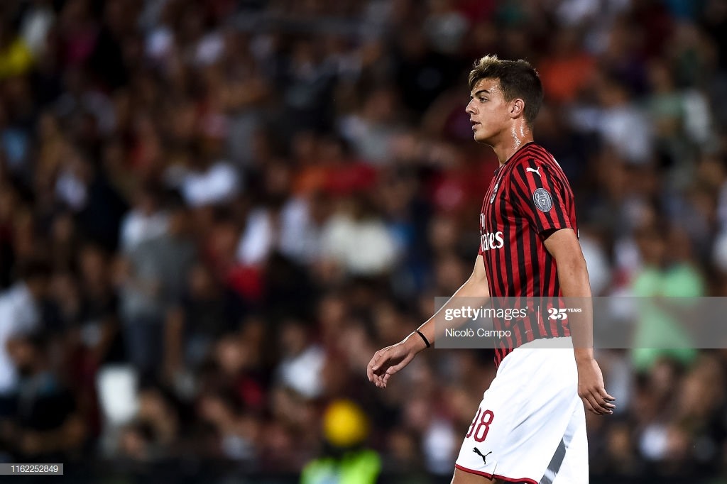 5. Daniel Maldini - 18 tuổi (Cha: Paolo Maldini). Con trai huyền thoại Paolo Maldini vừa có trận ra mắt AC Milan vào đầu tháng 2. Cầu thủ 18 tuổi là thế hệ thứ 3 của nhà Maldini ra mắt Serie A trong màu áo AC Milan.