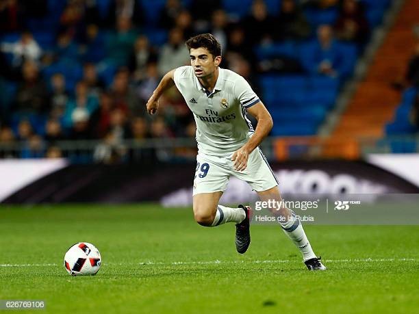 1. Enzo Zidane Fernandez -25 tuổi (Cha: Zinedine Zidane) Ở tuổi 25, tiền vệ Enzo Zidane vẫn chưa thể vươn tới đẳng cấp mà cha anh đã làm được. Sau thời gian ăn tập tại Real Madrid, Enzo Zidane “lưu lạc” sang Aves và đang bị cho Almeria mượn.