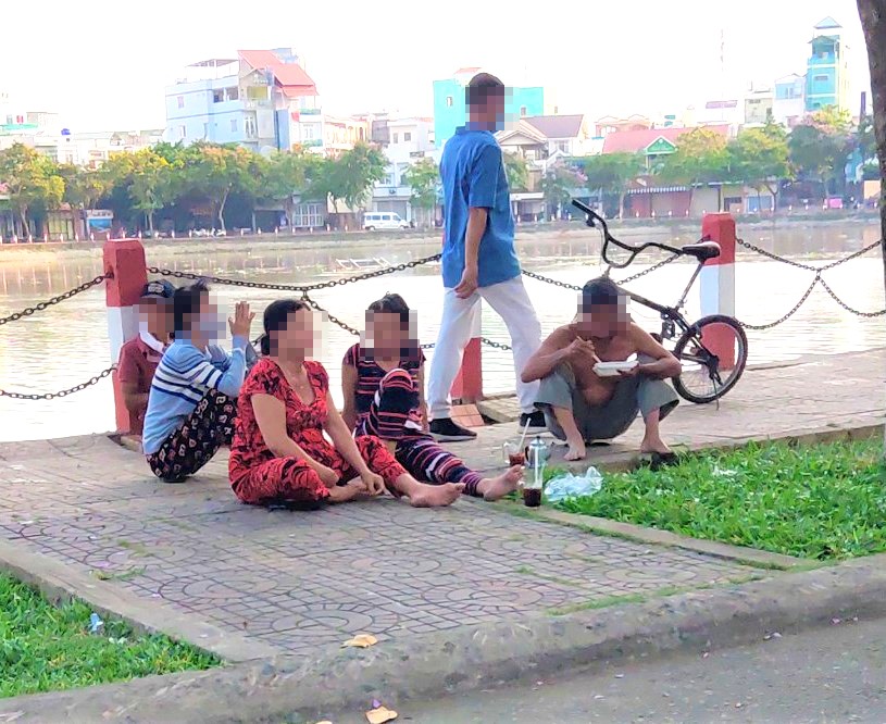 Một số người dân không đeo khẩu trang, ăn uống trên vỉa hè. ảnh chụp tại hồ Xáng Thổi (phường An Cư, quận Ninh Kiều, TP.Cần Thơ).