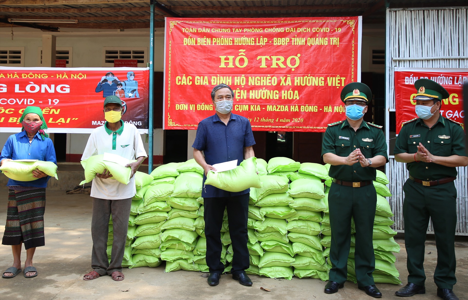 Không chỉ hỗ trợ cho các lực lượng và người dân bạn Lào, Biên phòng Quảng Trị và Biên phòng Hướng Lập còn hỗ trợ 2 tấn gạo cho 2 xã Hướng Việt và Hướng Lập, 500kg cho bản kết nghĩa Tà Păng (xã Hướng Lập).