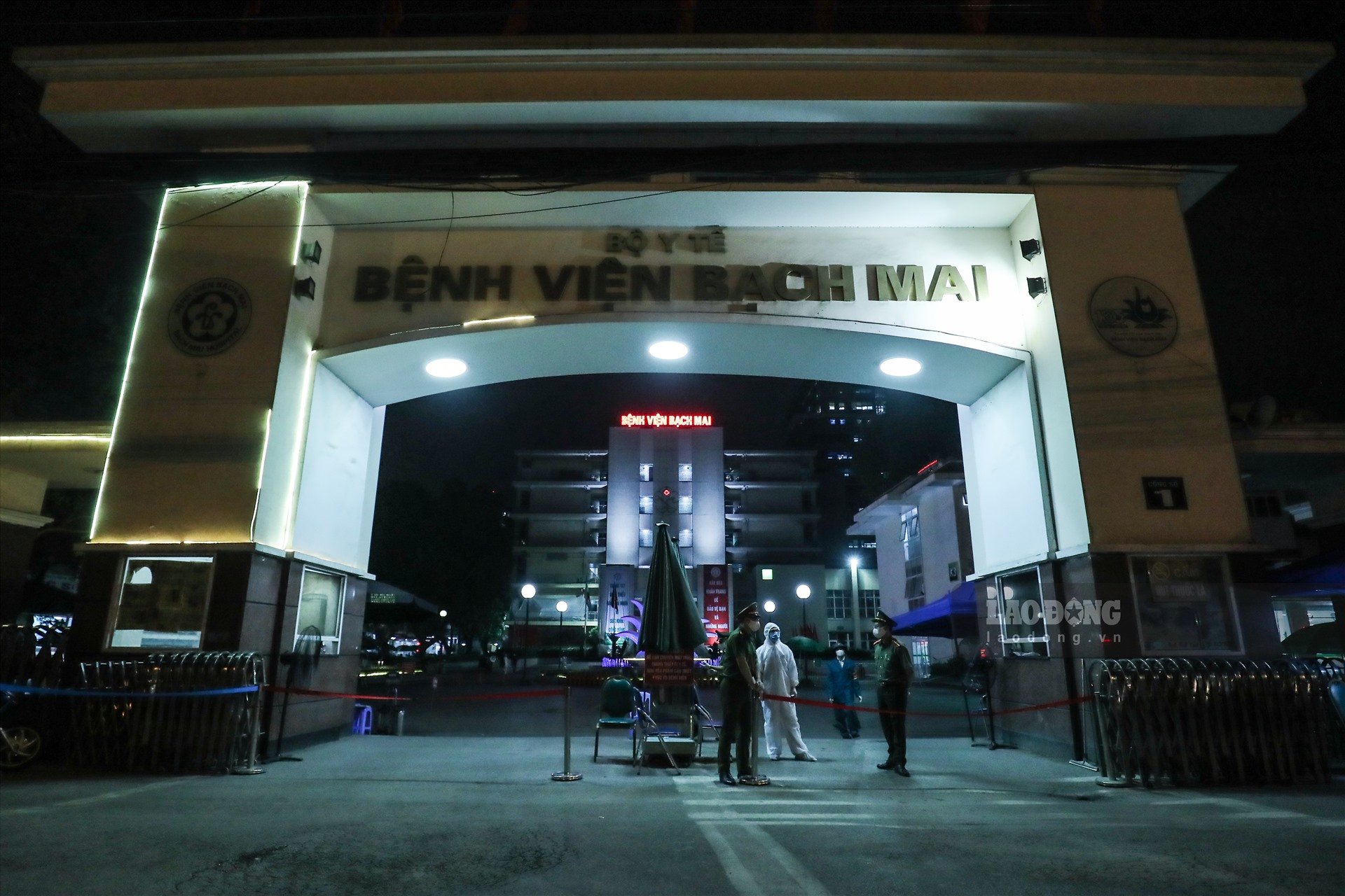 10h tối 11.4, các chốt cách ly vẫn tiếp tục hoạt động kiểm soát tại cổng bệnh viện Bạch Mai. Ảnh: Sơn Tùng