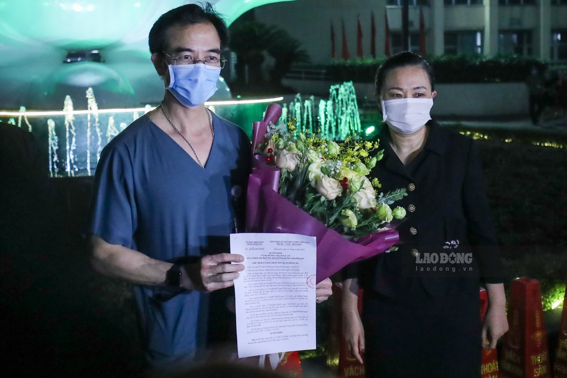 Giám đốc Bệnh viện Bạch Mai nhận quyết định kết thúc vùng cách ly y tế đối với Bệnh viện Bạch Mai, phường Phương Mai, quận Đống Đa. Ảnh: Sơn Tùng