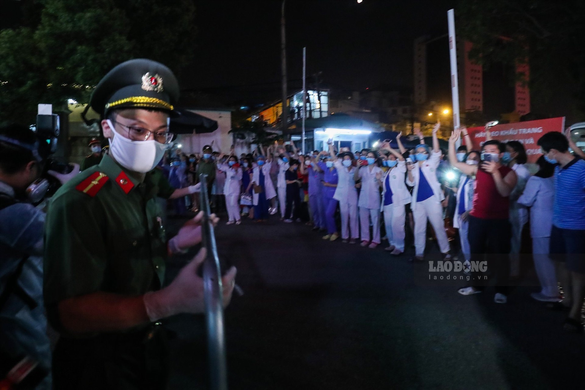 Lực lượng chức năng tham gia dỡ chốt phong tỏa tại bệnh viện Bạch Mai. Ảnh: Sơn Tùng