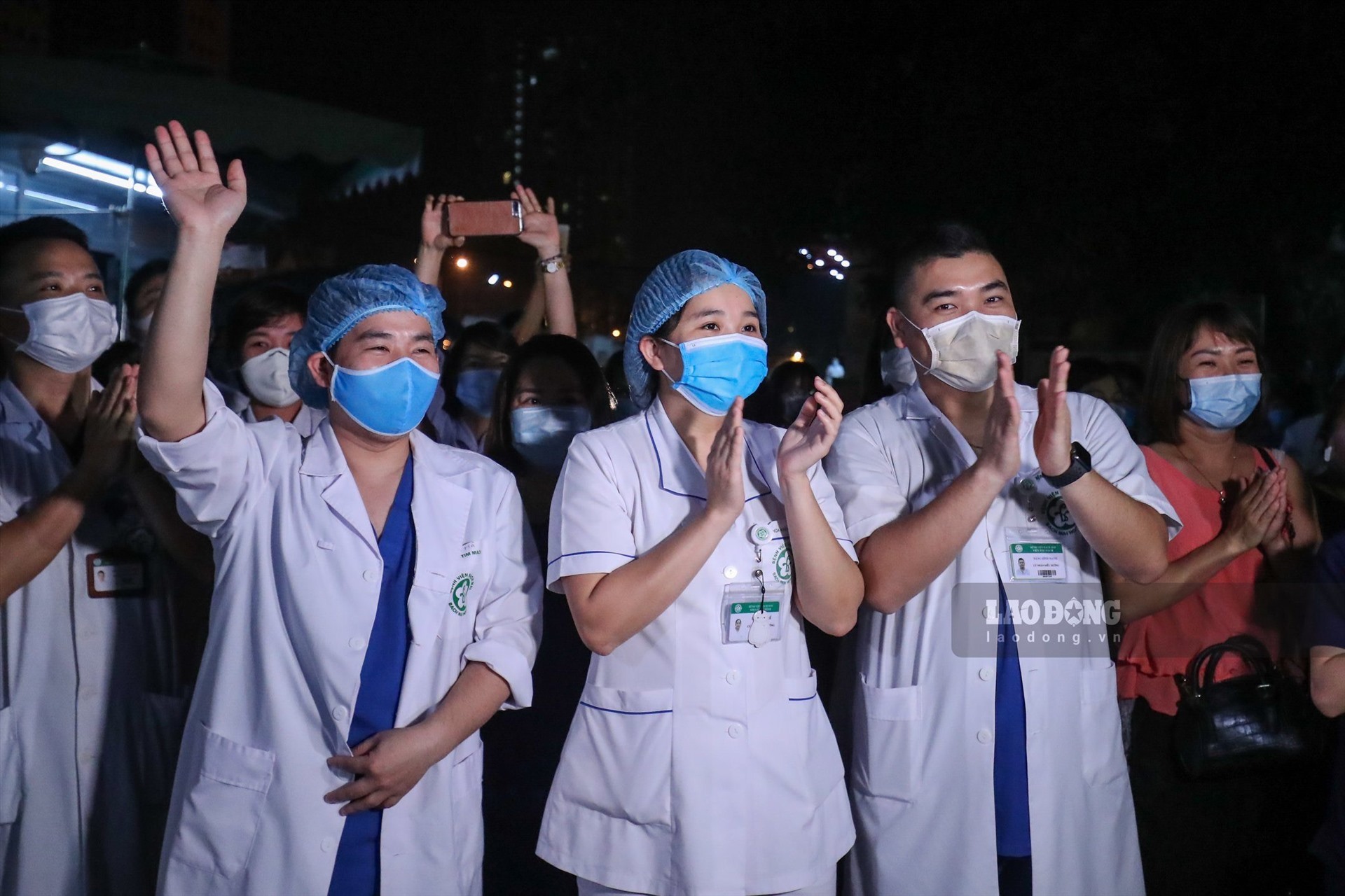 Các y bác sĩ của bệnh viện Bạch Mai đổ về khu vực cổng bệnh viện Bạch Mai, chứng kiến buổi lễ dỡ các chốt phong tỏa sau 14 ngày cách ly toàn diện bệnh viện. Ảnh: Sơn Tùng