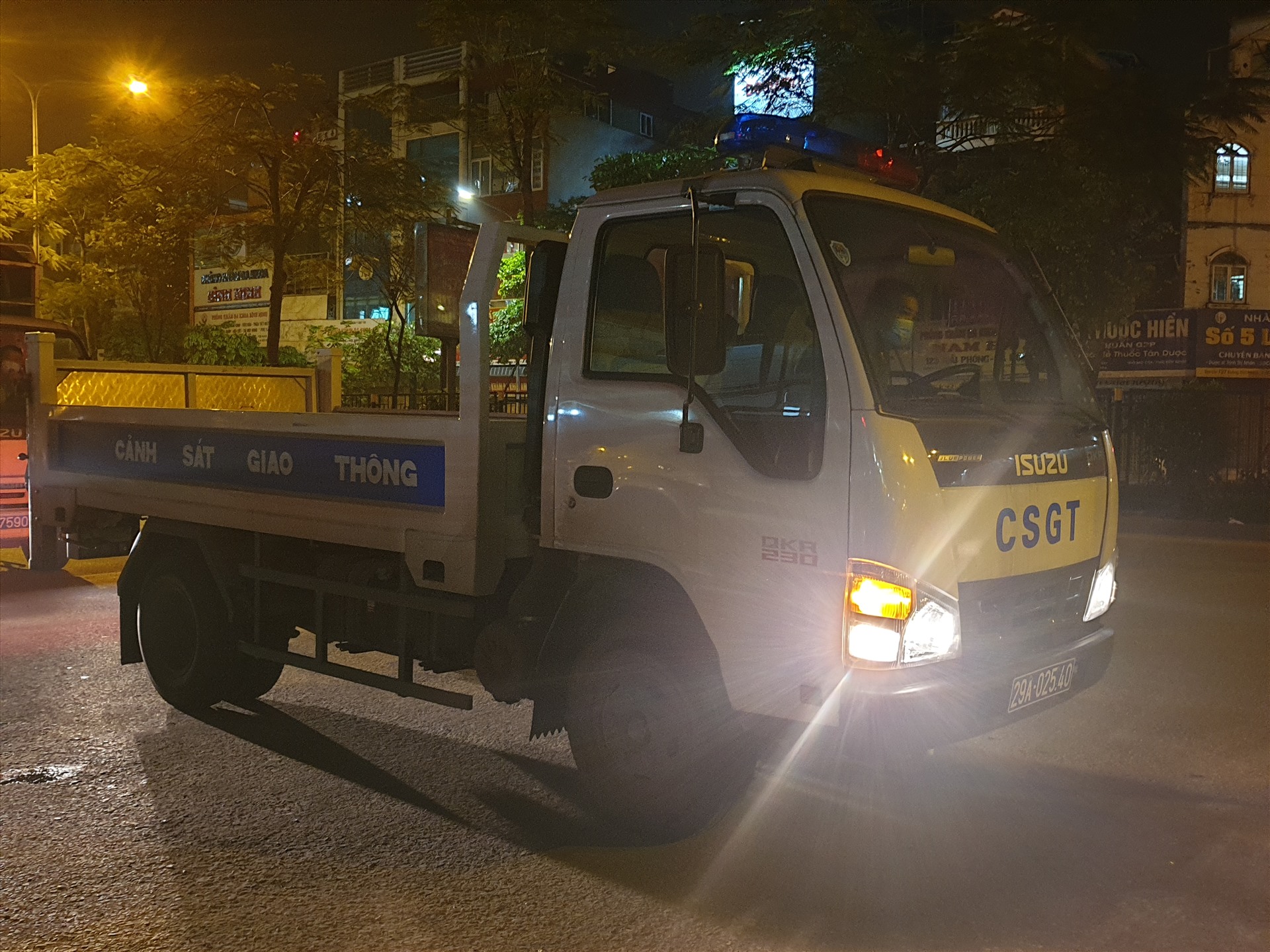 Xe của lực lượng CSGT được tăng cường khi lệnh phong tỏa được trao cho Giám đốc Bệnh viện Bạch Mai.