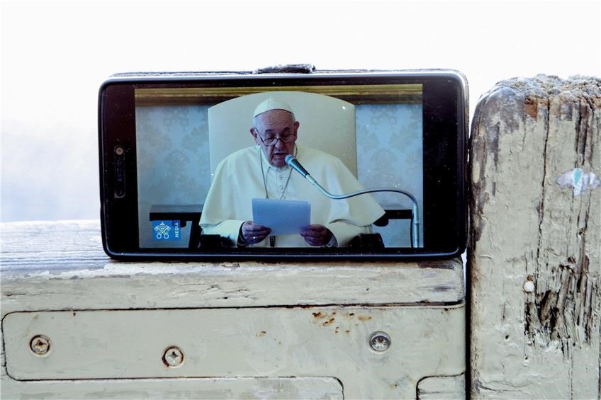 Buổi lễ Đêm vọng Phục sinh của Giáo hoàng Francis được phát trực tiếp (livestream). Ảnh: DPA