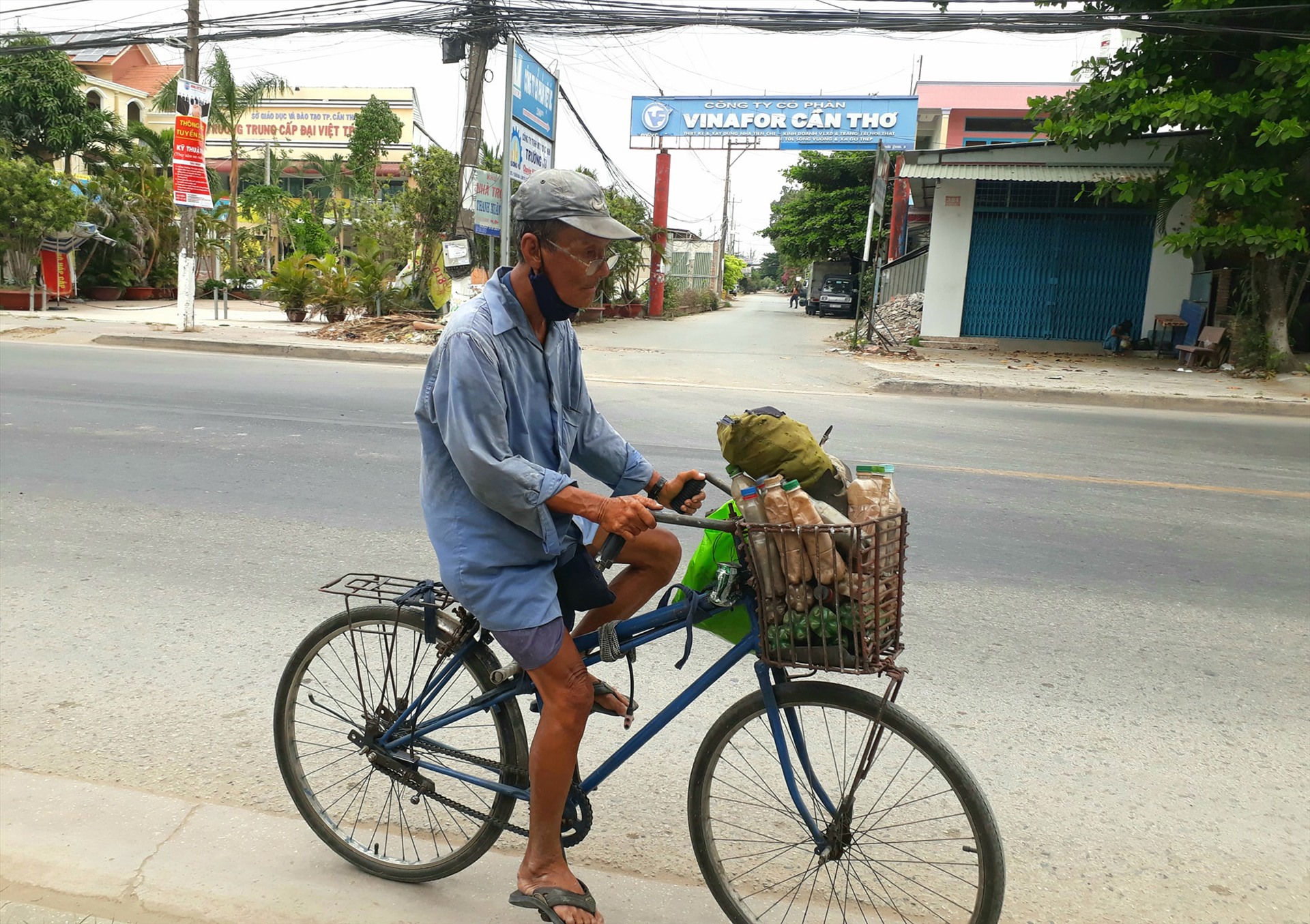 Người đàn ông đi xe đạp, lượm ve chai đã từ chối nhận quà hỗ trợ của anh Phạm Đỗ Minh Trung. Chú nói: “hãy hỗ trợ cho người khác khó khăn hơn“. Ảnh: Tr.L.