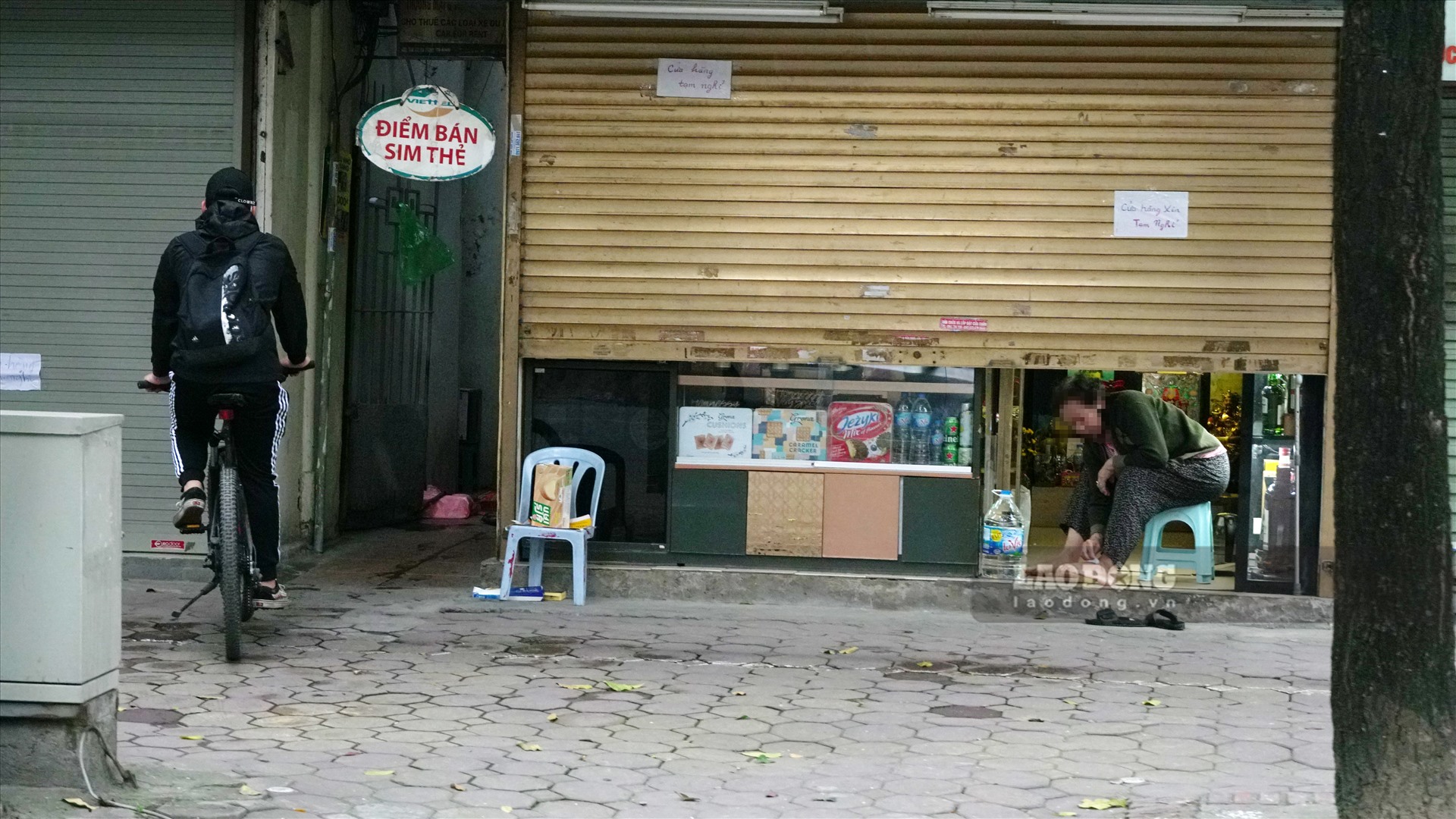 Hầu hết các hàng quán trên khu vực phố cổ đã đóng cửa, tuy nhiên cửa hàng giày dép trên phố Hàng Buồm (quận Hoàn Kiếm) vẫn mở cửa.