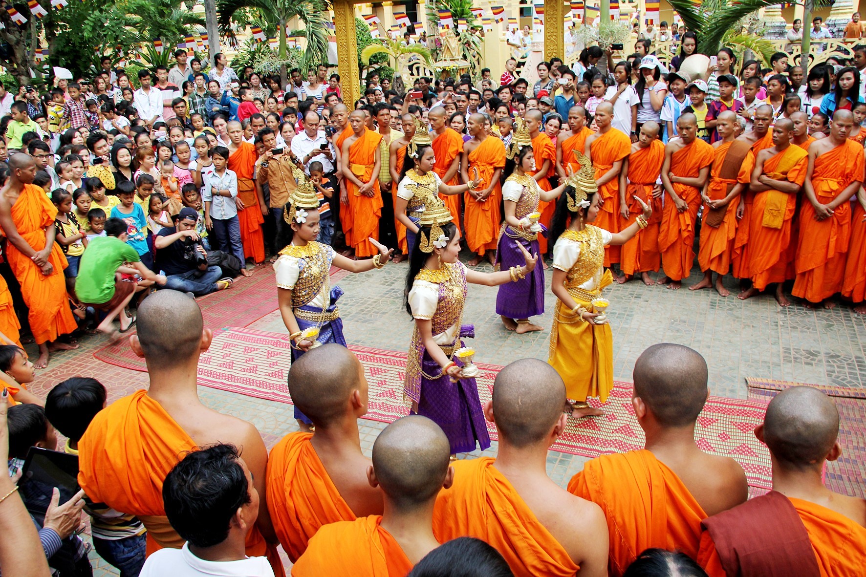 Chol Chnam Thmay là lễ hội mừng năm mới theo lịch cổ truyền của dân tộc Khmer.  Ngoài tôn giáo chính là Phật giáo, người Khmer còn tin rằng mỗi năm có một vị thần trên trời (Têvôđa) được sai xuống để chăm lo cho cuộc sống và con người trong năm đó, hết năm lại về trời để vị thần khác xuống hạ giới. Những ngày này trở thành, lễ hội truyền thống của cả cộng đồng. Tổ chức nhiều trò vui như đốt đèn trời, đốt ông lói, đánh quay lửa... Các cụ già kể cổ tích, thần thoại, chuyện cũ cho con cháu nghe. Trong ảnh: Một hoạt động mừng tết Chol Chnam Thmay tại một ngôi chùa Khmer ở Trà Vinh trong năm 2019. Ảnh: Duy Quang.