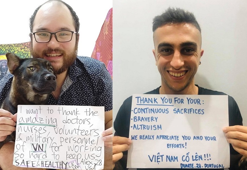Hai giáo viên tiếng Anh tại Hà Nội là Alex Pike (trái), người Mỹ và Duarte Mendes (phải), người Bồ Đào  với thông điệp về lòng biết ơn những nỗ lực và sự hi sinh của các y bác sĩ và lực lượng chống dịch Việt Nam. Ảnh: Wayne Worrell