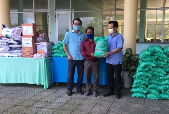 Lãnh đạo huyện A Lưới tặng gạo cho nhân dân bản Ka Lô (Lào). Ảnh: Võ Tiến.
