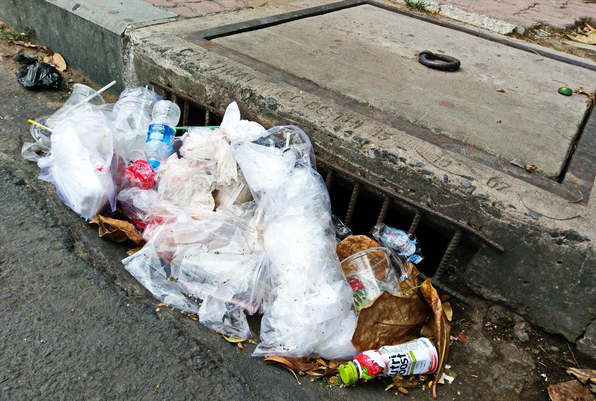 Đủ các loại rác thải được dồn cứng ngắt tại một miệng cống trên đường Nguyễn Hữu Cảnh (quận Bình Thạnh) - “rốn ngập” nước của TPHCM.  Ảnh: Minh Quân
