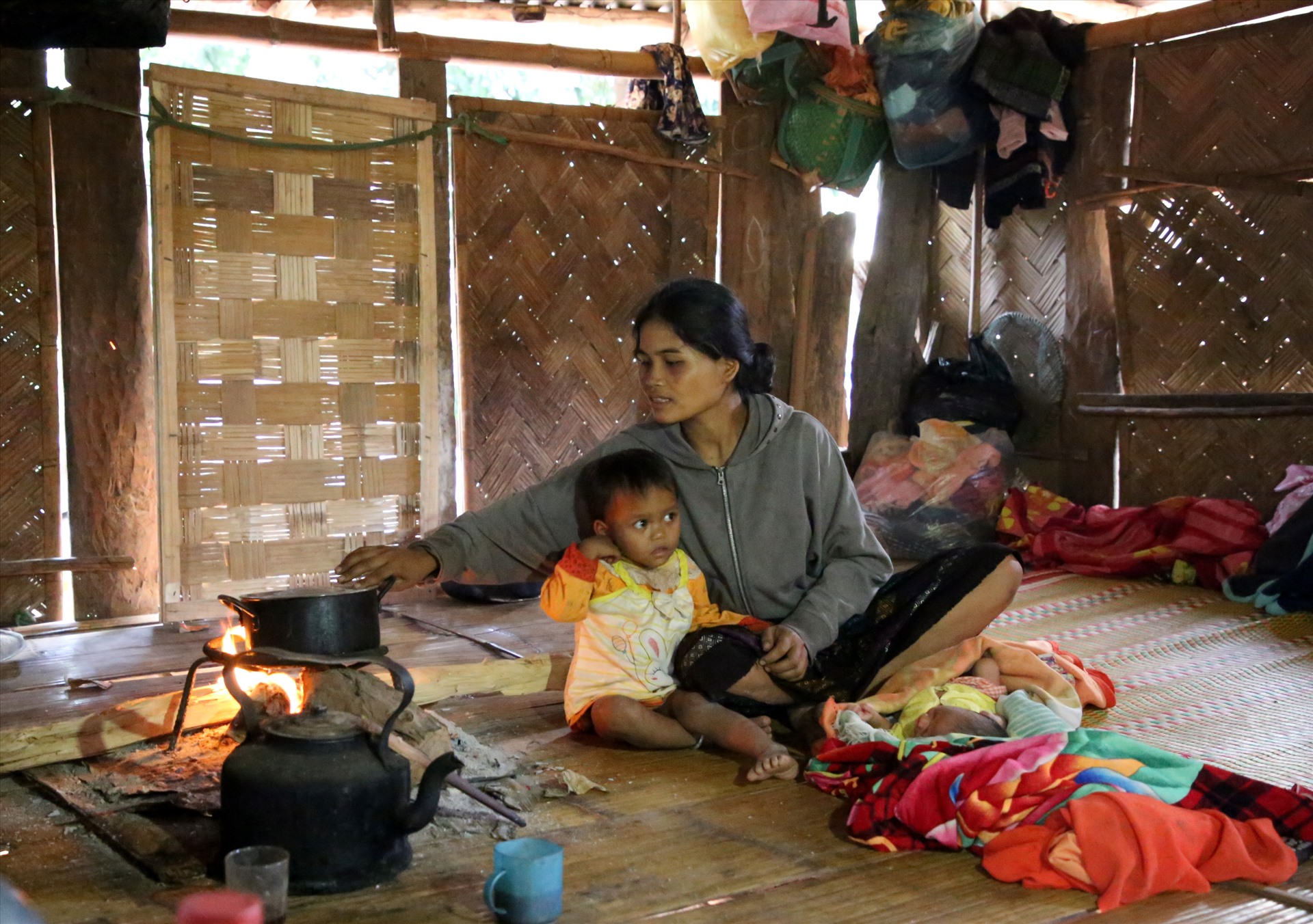 Gia đình chị Hồ Thị Hà (30 tuổi, trú tại thôn A Ho, xã Thanh, huyện Hướng Hóa, tỉnh Quảng Trị) có 4 con nhỏ, 2 vợ chồng làm rẫy không đủ ăn.