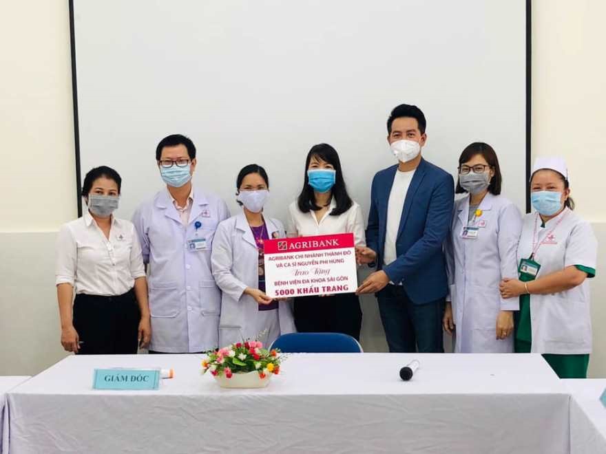 Agribank Chi nhánh Thành Đô cùng ca sĩ Nguyễn Phi Hùng tao tặng 5000 khẩu trang bệnh viện đa khoa Sài Gòn