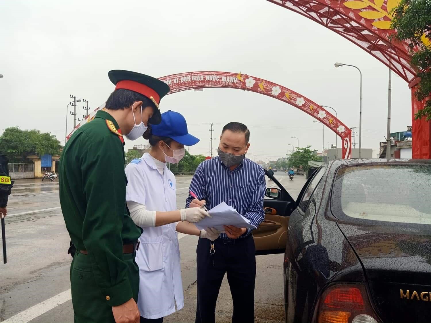 Lực lượng chức năng kê khai phương tiện, cá nhân ra vào tỉnh Thái Bình. Ảnh Khánh Linh