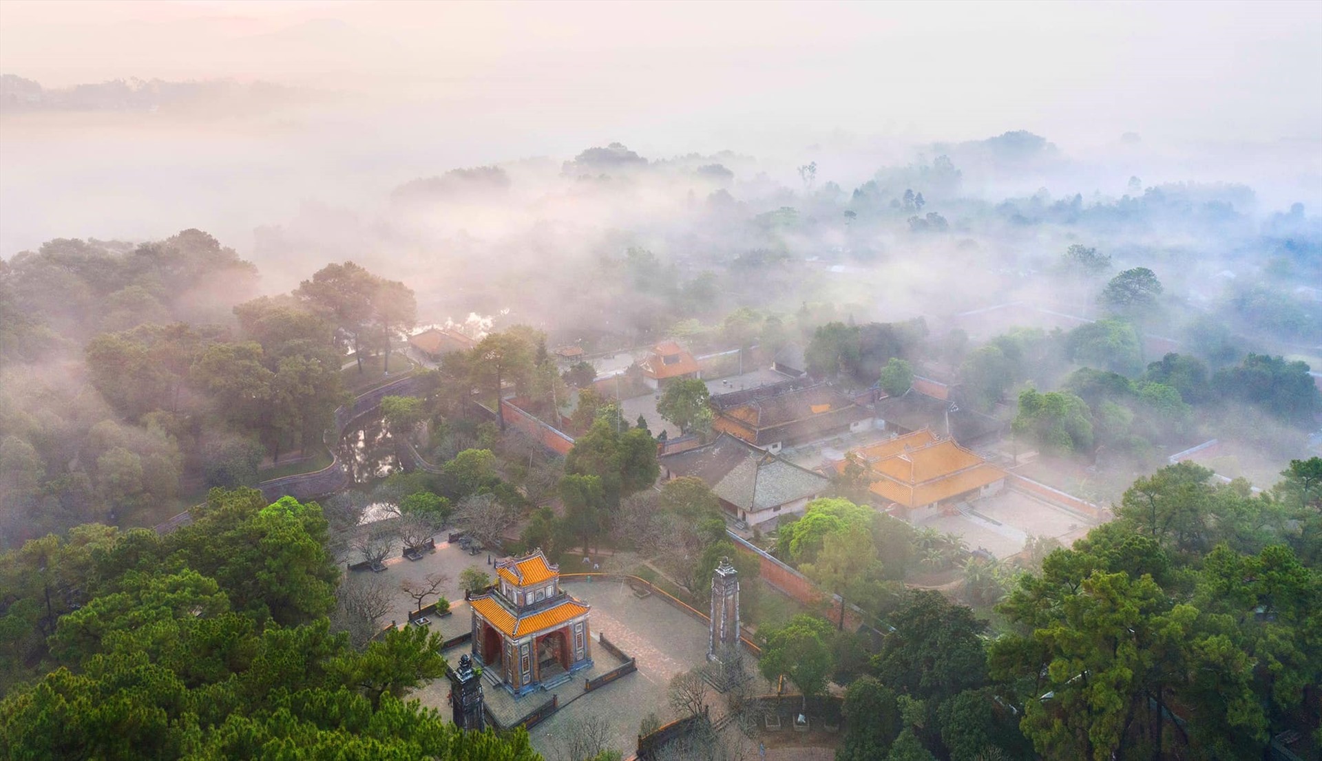 Sương mai lăng Tự Đức của Lê Tấn Thanh