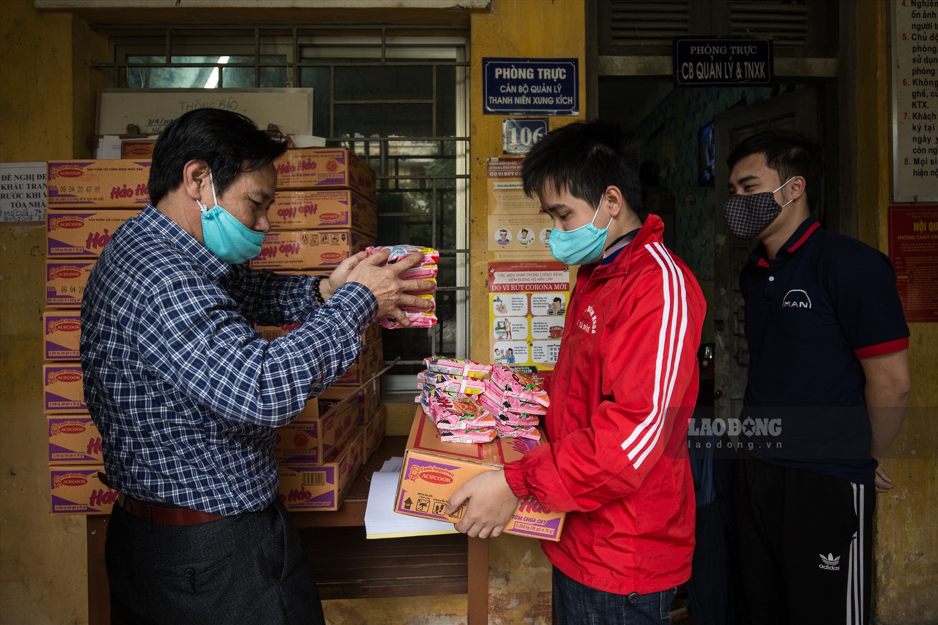 Một thầy giáo của trường đã tự mua 200 thùng mì tôm để tặng cho các sinh viên ở lại trường mùa dịch.