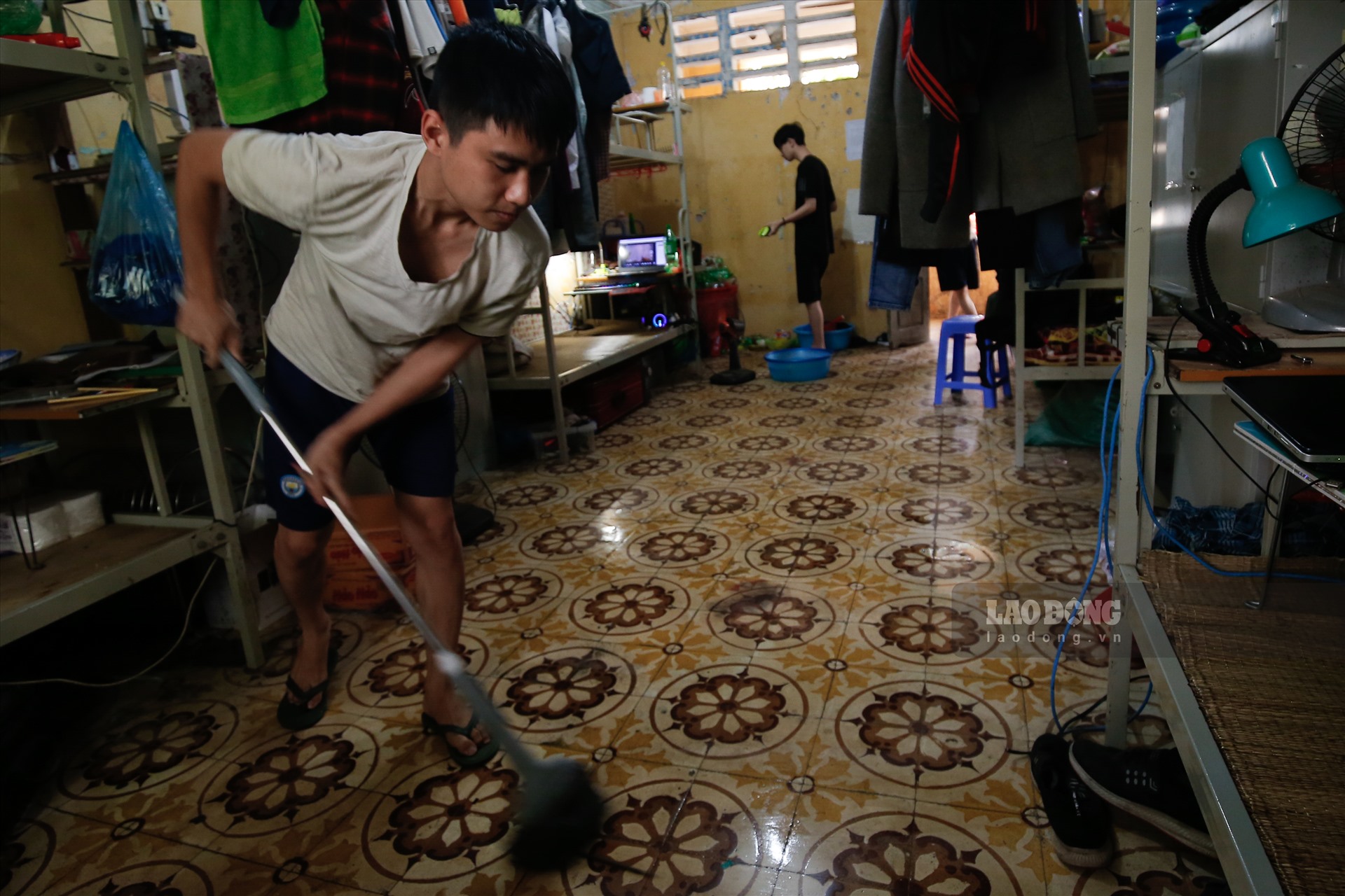 Trong phòng các thanh niên chia nhau công việc lau dọn phòng. “Tuy nhiên trong mùa dịch thì cũng có lười hơn nên lịch giờ là tự phát”- bạn Nguyễn Lê Tùng Lâm chia sẻ.