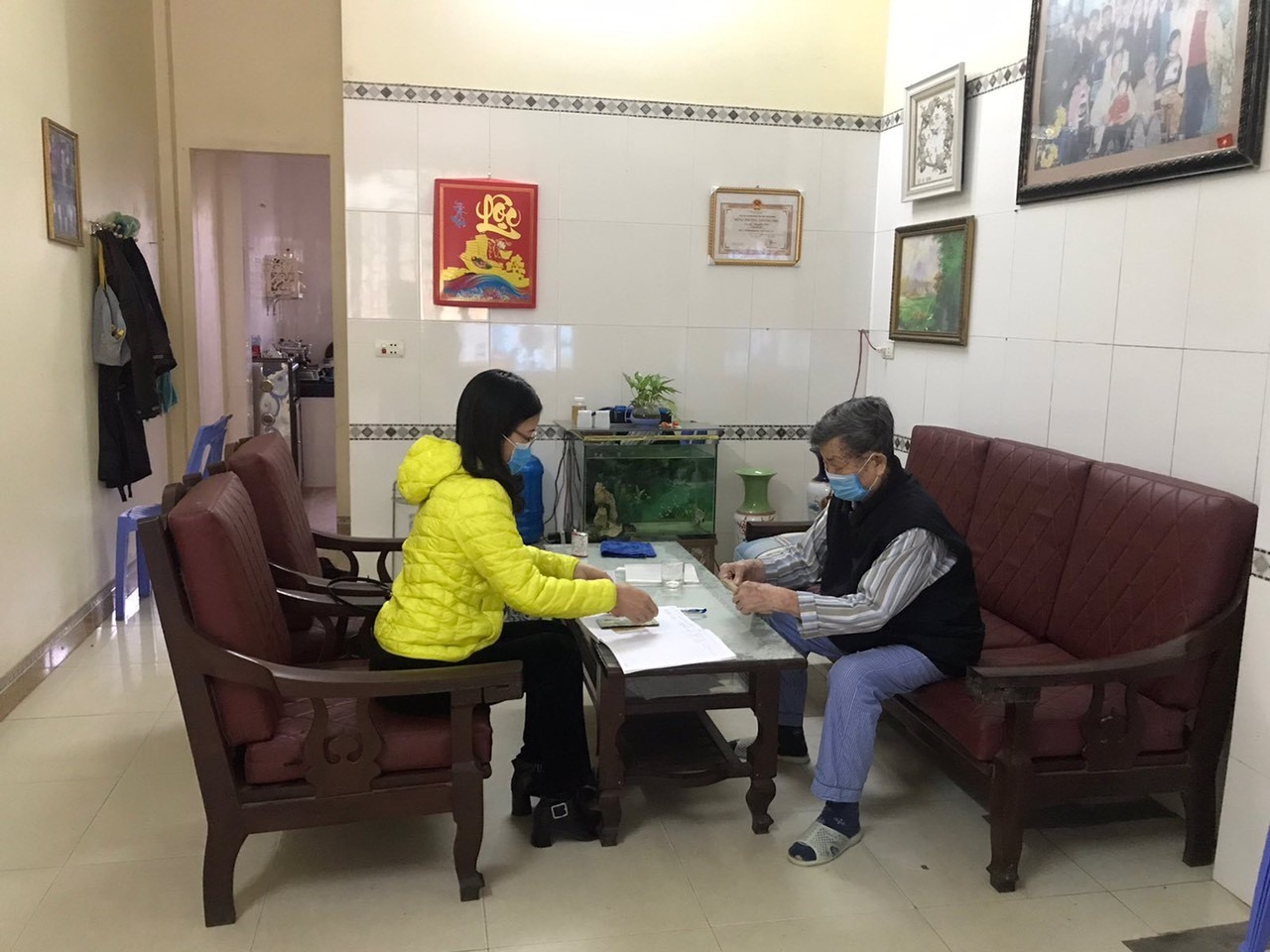 Quảng Ninh phấn đấu hết ngày 10.5 sẽ chi trả toàn bộ 2 tháng lương hưu và trợ cấp xã hội đến tận nhà cho những người được thụ hưởng. Ảnh: CTV
