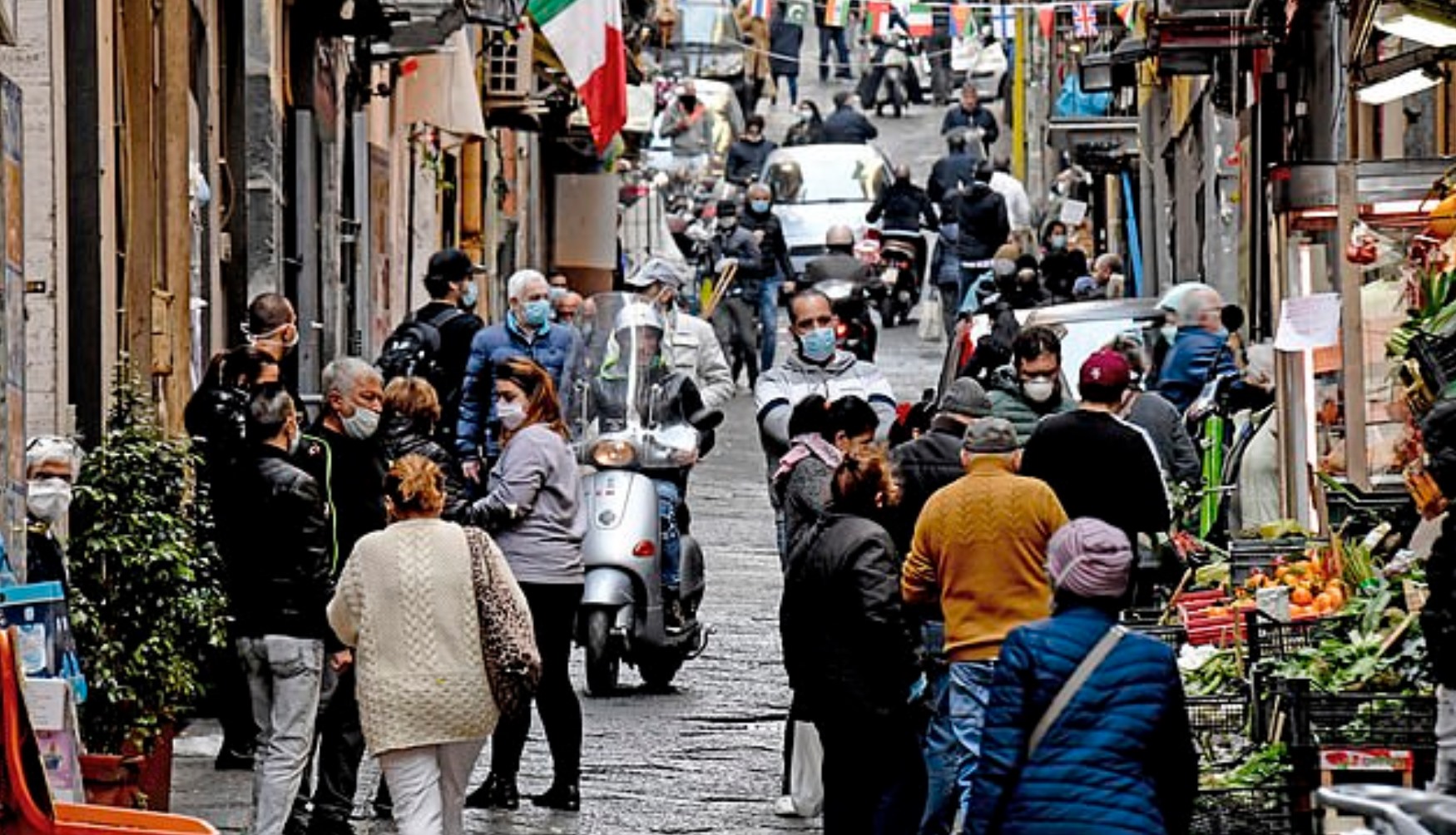 Một khu chợ ngoài trời đông đúc không đủ chỗ để giãn cách xã hội ở Napoli, Italia. Ảnh: Getty Images.