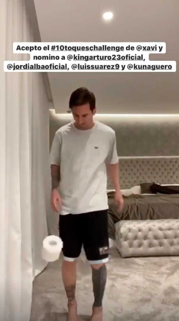 Siêu sao Lionel Messi thực hiện thử thách tâng giấy vệ sinh trong thời gian ở nhà chống dịch.