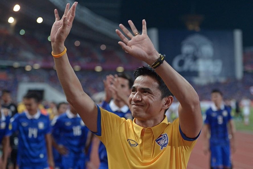 Kiatisak khi dẫn dắt đội tuyển Thái Lan. Ảnh: Getty