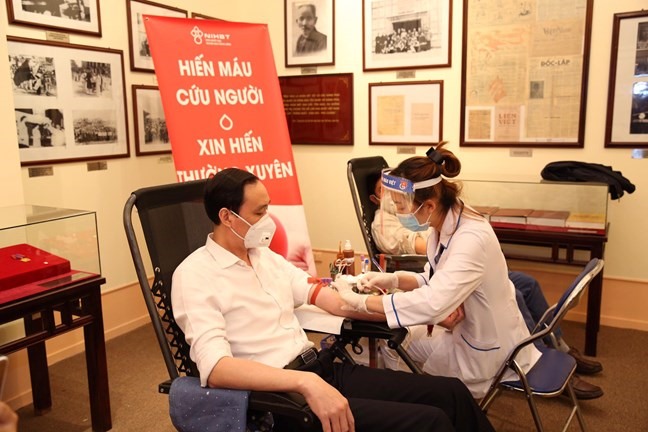 Phó Chủ tịch UBTƯ MTTQ Việt Nam Phùng Khánh Tài tham gia hiến máu.