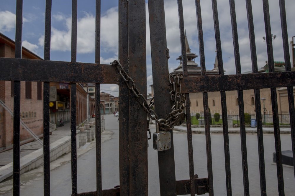 Trong hình, cổng vào Nhà thờ Hồi giáo Jama Masjid (Srinagar, Ấn Độ) bị khóa. Ảnh: AP.