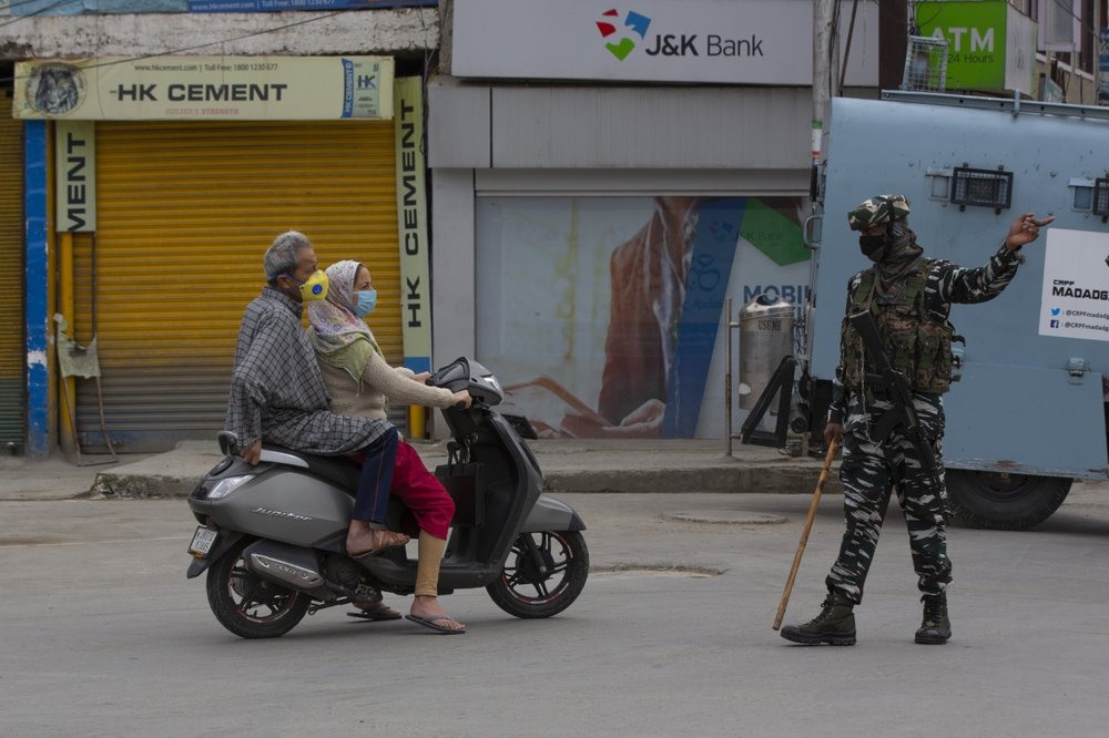 Nhiều biện pháp, hình phạt được đặt ra nhằm xử lý nghiêm ngặt những trường hợp vi phạm lệnh phong tỏa, cách ly. Trong hình, lực lượng chức năng dừng một chiếc xe đang chạy trên đường do vi phạm lệnh hạn chế đi lại tại Srinagar (Ấn Độ). Ảnh: AP.