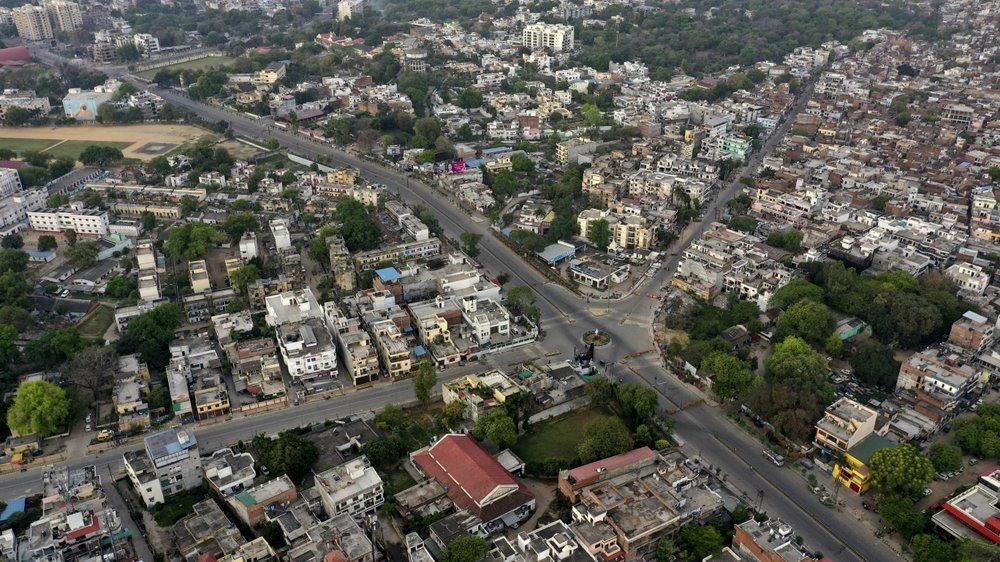 Những ngày này, mật độ lưu lượng tham gia giao thông giảm rõ rêt. Trong hình, Những con đường ở Prayagraj (Ấn Độ) nay vắng lặng, không còn tiếng còi xe, nơi vốn là giao lộ đông phương tiện tham gia lưu thông. Ảnh: AP.