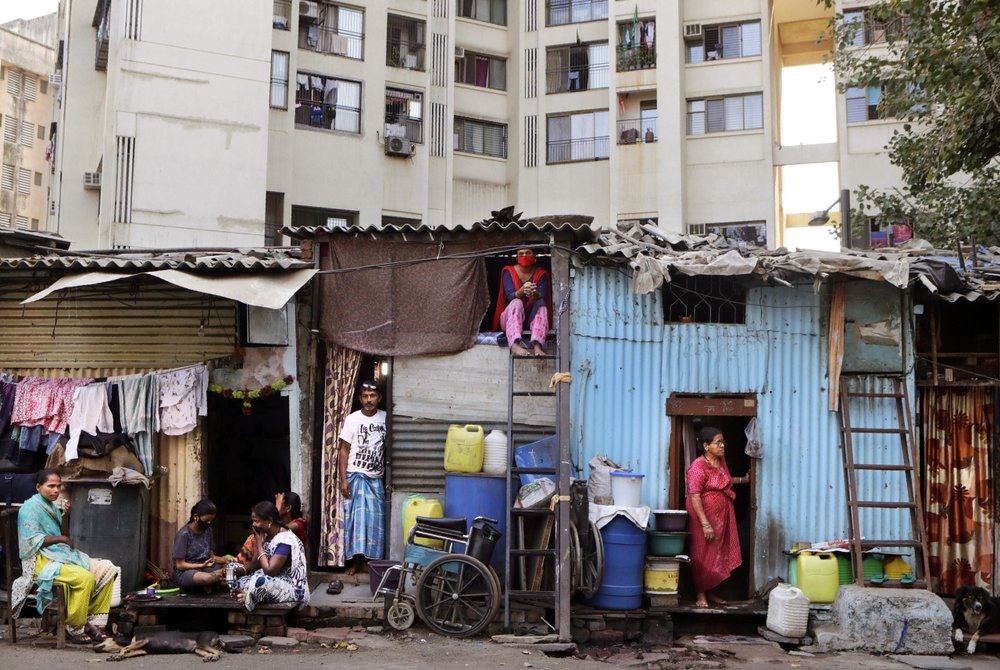 Những người nghèo đang nghỉ ngơi tại ngôi nhà của họ ở Dharavi (Ấn Độ) - một trong những khu ổ chuột lớn nhất châu Á. Ảnh: AP.