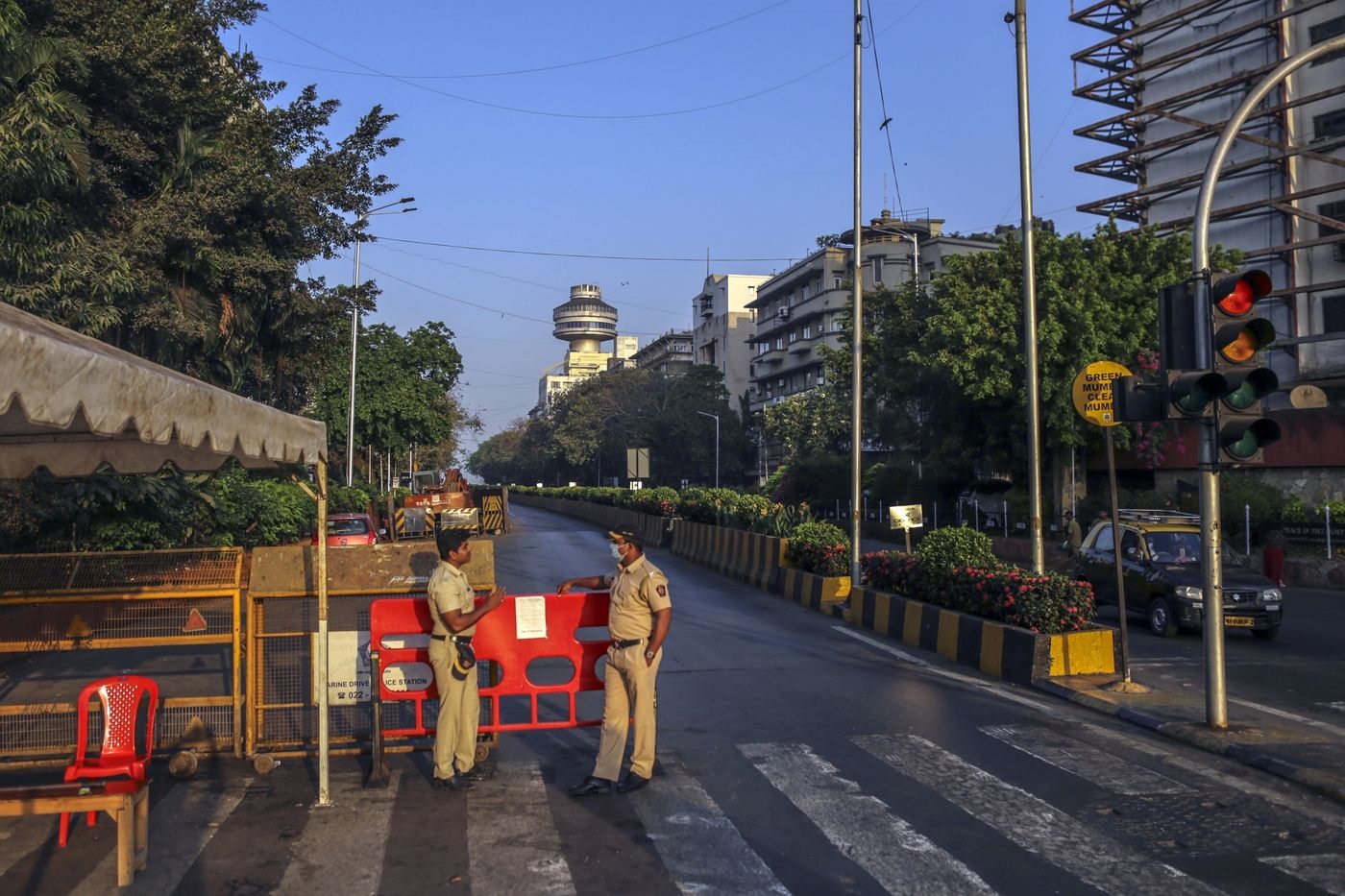 Cảnh sát đứng gác tại một chốt kiểm tra gần ga xe lửa Churchgate trong thời gian phong tỏa do dịch bệnh ở Mumbai (Ấn Độ). Ảnh: Bloomberg.