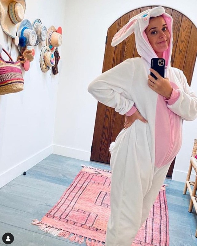 Katy Perry khoe bụng bầu trong trang phục thỏ trắng đáng yêu. Ảnh: Instagram.