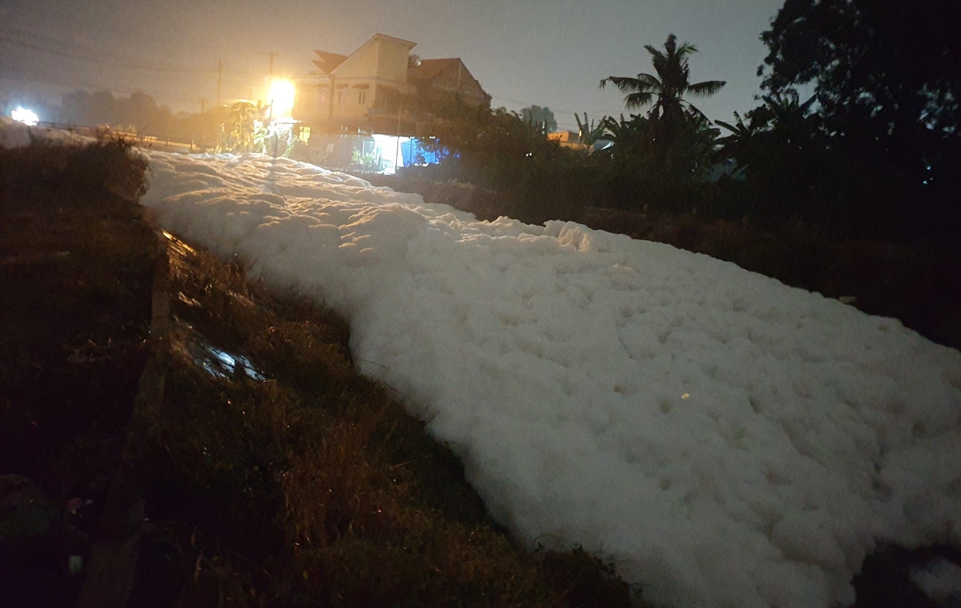 Suối Chợ tại thị xã Tân Uyên, Bình Dương nổi đầy bọt trắng sau cơn mưa lớn ngày 8.4. Hiện cơ quan chức năng vẫn đang xác minh làm rõ. Ảnh: Thanh Hải