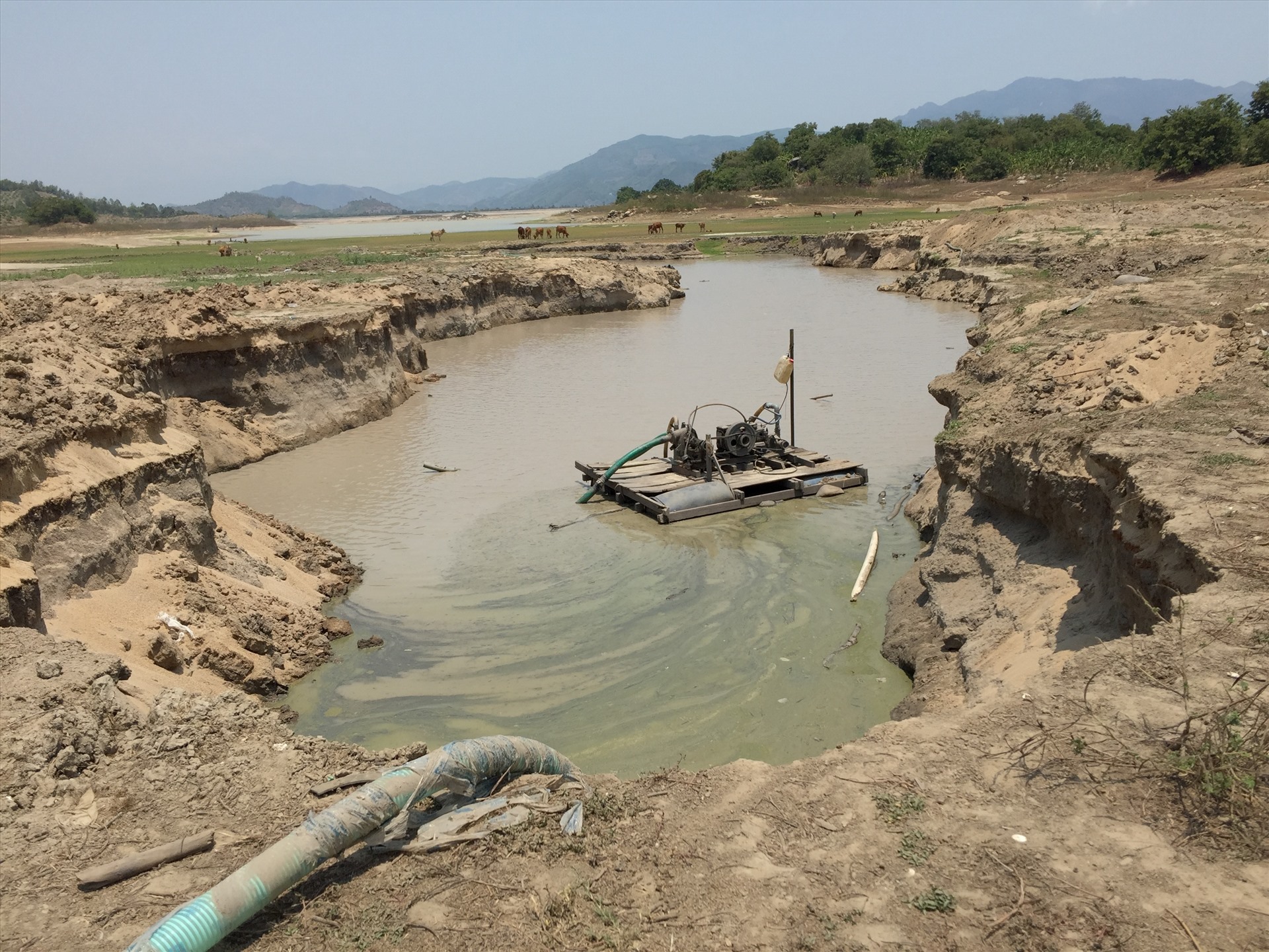 Một “hố bom” hình thành ở hồ Cam Ranh, huyện Cam Lâm, Khánh Hòa do nạn hút cát trái phép. Ảnh: V.H