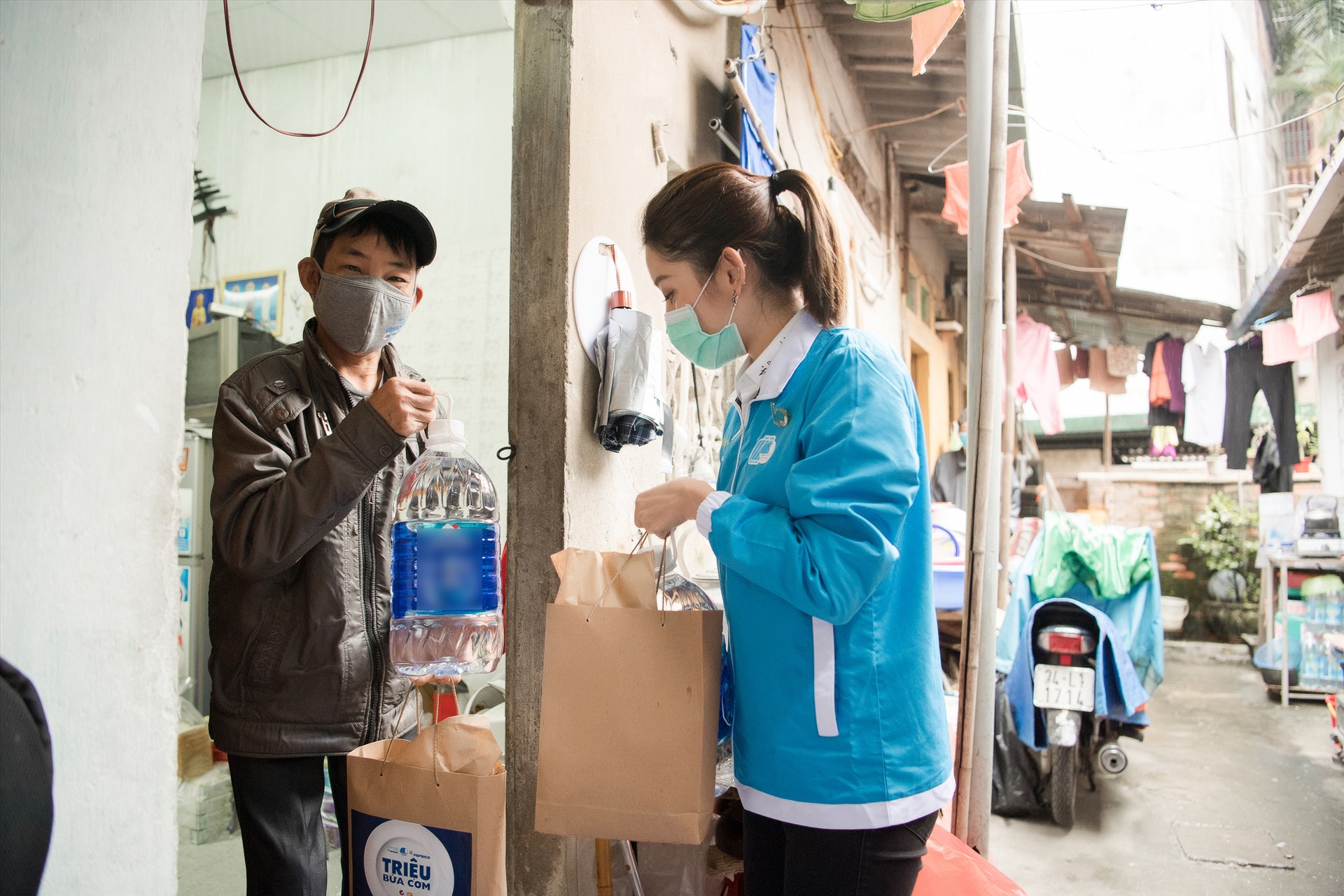 Cô cũng dành tặng những phần quà cho bệnh nhân ở xóm thận.