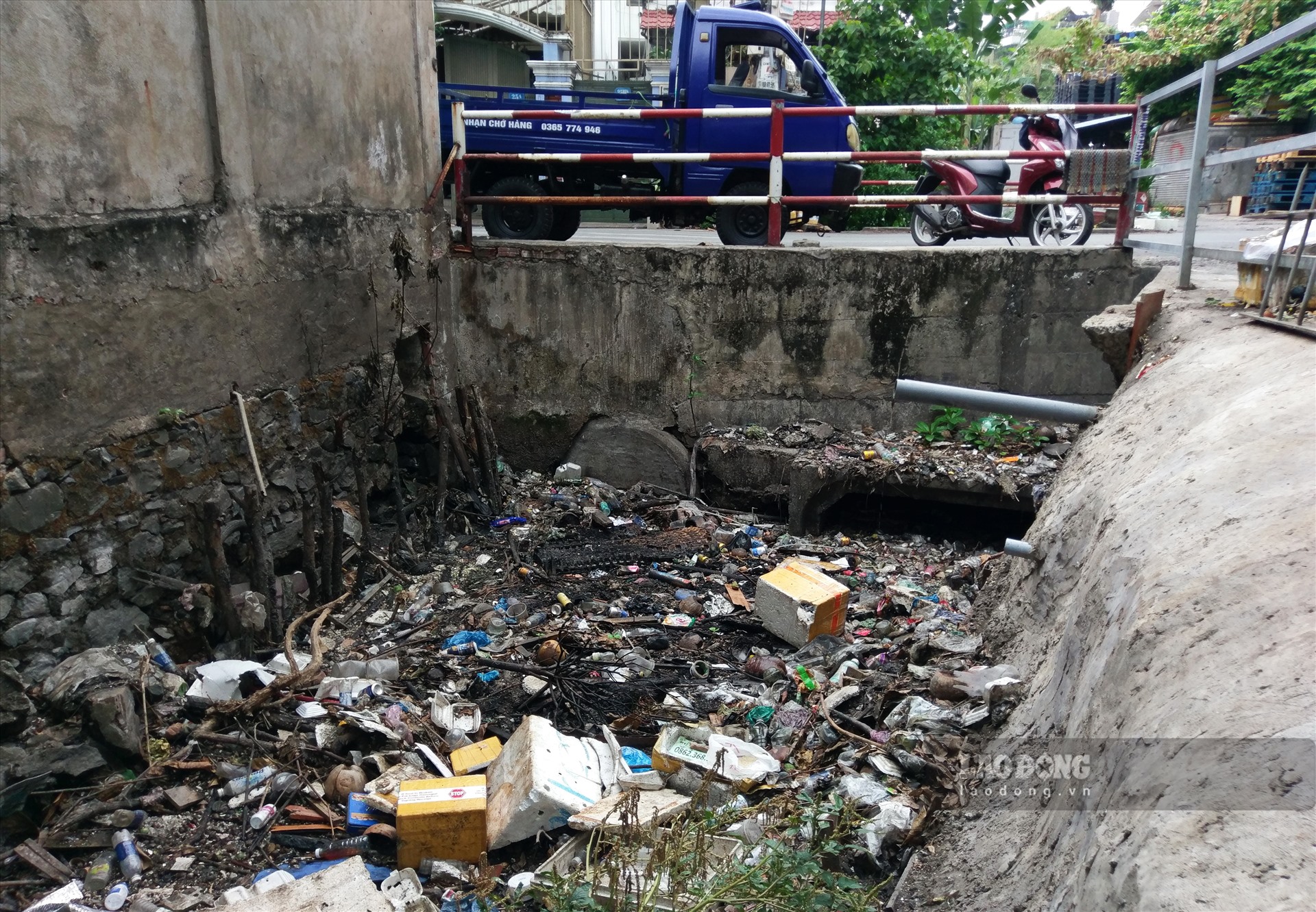 Kênh A41 đoạn từ đường Phan Thúc Duyện đến đường Cộng Hòa, phường 4, quận Tân Bình, rác thải trải đầy trên kênh khiến dòng nước bị ô nhiễm, bốc mùi hôi thối khó chịu, một số ống thoát nước bị tắc nghẽn.  Ảnh: Minh Quân