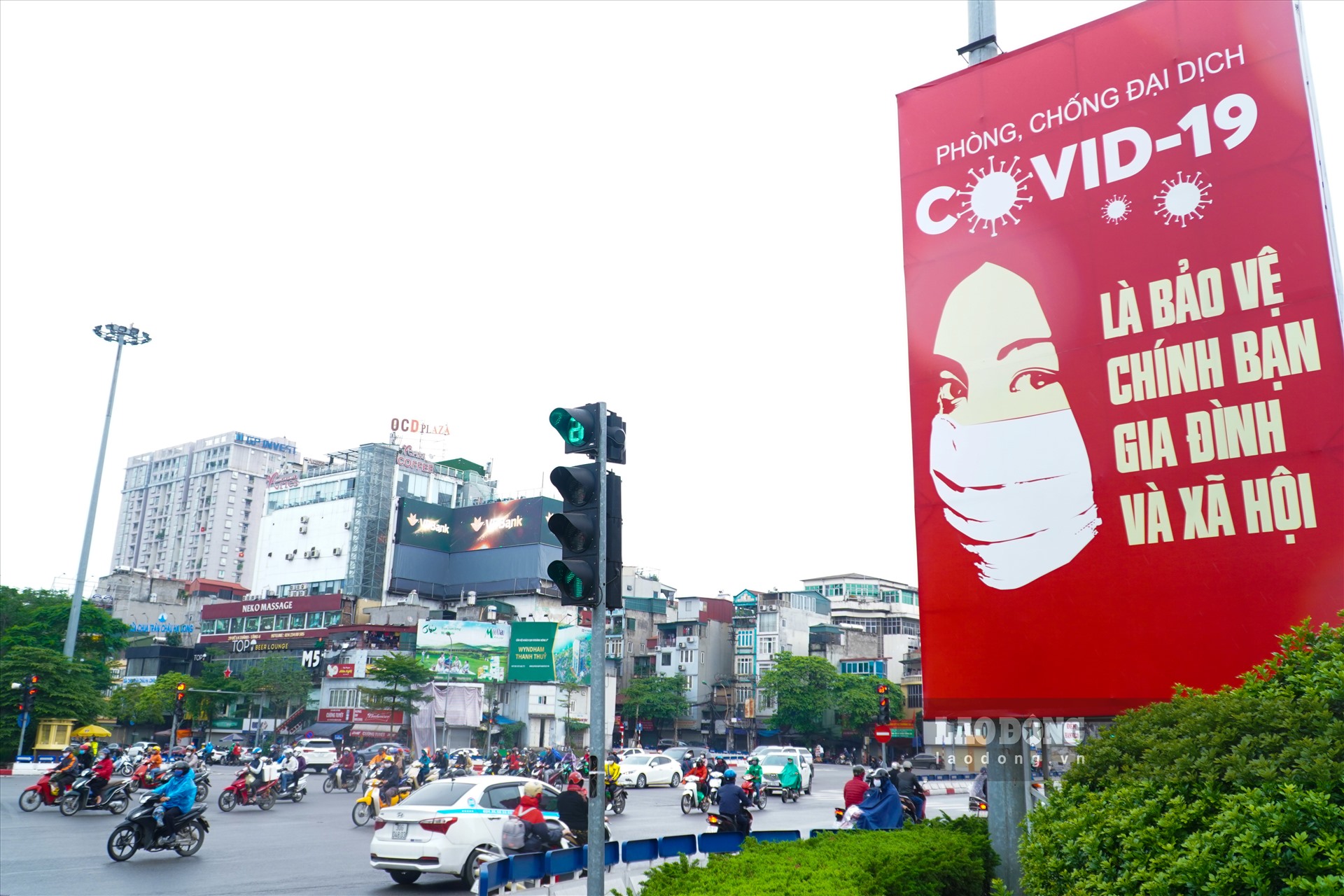 Những ngày qua, trên khắp phố phường Hà Nội, không khó để bắt gặp những bức tranh cổ động đa kích cỡ, sắc màu, đi kèm thông điệp cổ động phòng, chống dịch Covid-19 đầy mạnh mẽ.