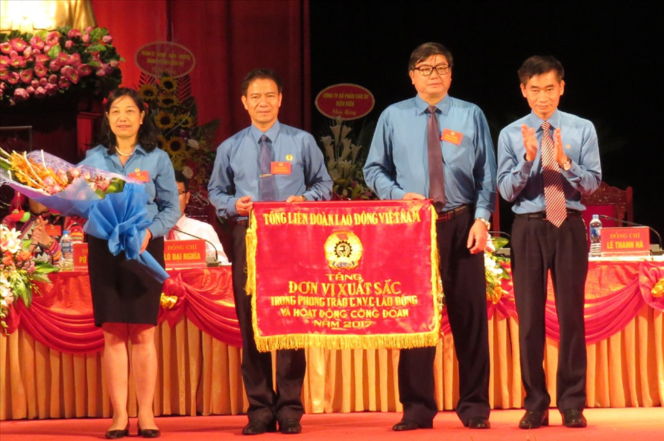 Đ/c Trần Văn Thuật – Phó Chủ tịch Tổng LĐLĐ Việt Nam tặng cờ đơn vị xuất sắc năm 2017 cho LĐLĐ tỉnh Điện Biên