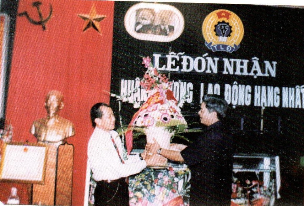 Đồng chí Lò Văn Puốn, Ủy viên Trung ương Đảng, Bí thư Tỉnh ủy tặng lẵng hoa cho LĐLĐ tỉnh trong dịp đón nhận Huân chương Lao động hạng Nhất
