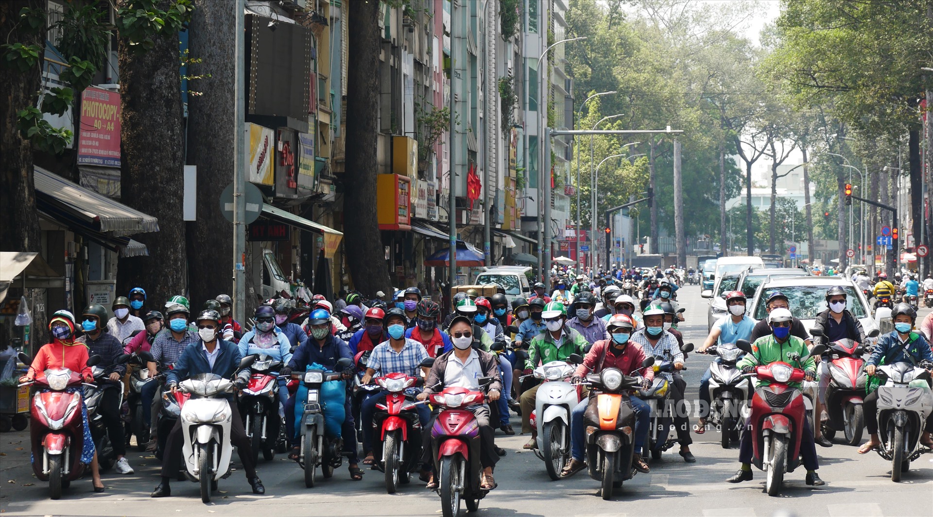 Sáng 14.4, mật độ giao thông không khác ngày thường tại Ngã 7 Lý Thái Tổ (Quận 10, TPHCM)
