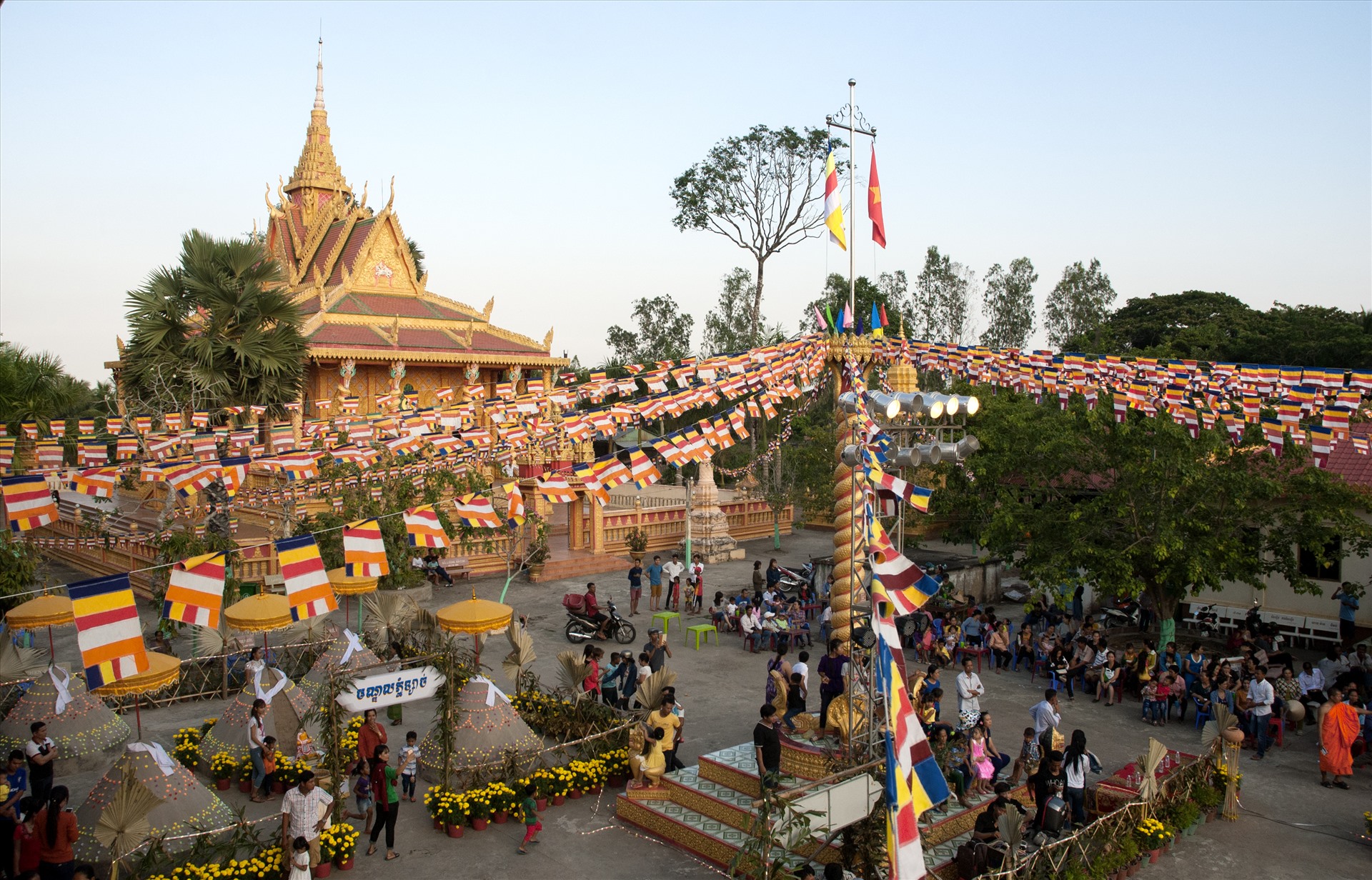 Chol Chnam Thmay là lễ hội mừng năm mới theo lịch cổ truyền của dân tộc Khmer, diễn ra vào trung tuần tháng 4 hàng năm. Riêng năm nay, lễ hội diễn ra từ 14 đến 16.4
