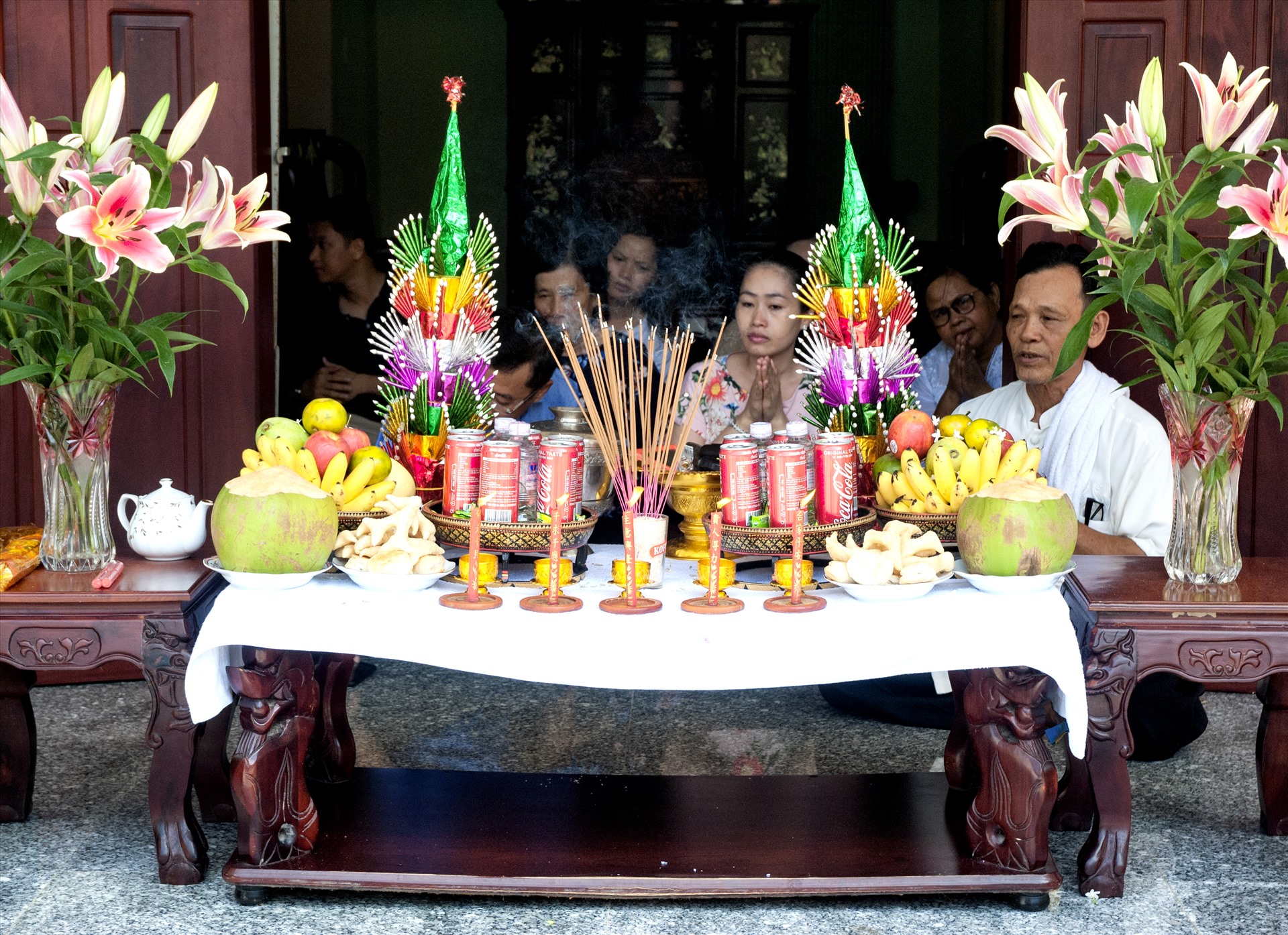 Lễ hội thường kéo dài trong 3 ngày liên tiếp. Ngày đầu tiên có tên: Maha Songkran (Chôl sangkran thmây). Mọi người làm lễ rước đại lịch, tắm gội, mặc quần áo đẹp, đội cỗ lên chùa. Ảnh: Lễ rước đại lịch của đồng bào Khmer ở tỉnh Sóc Trăng.