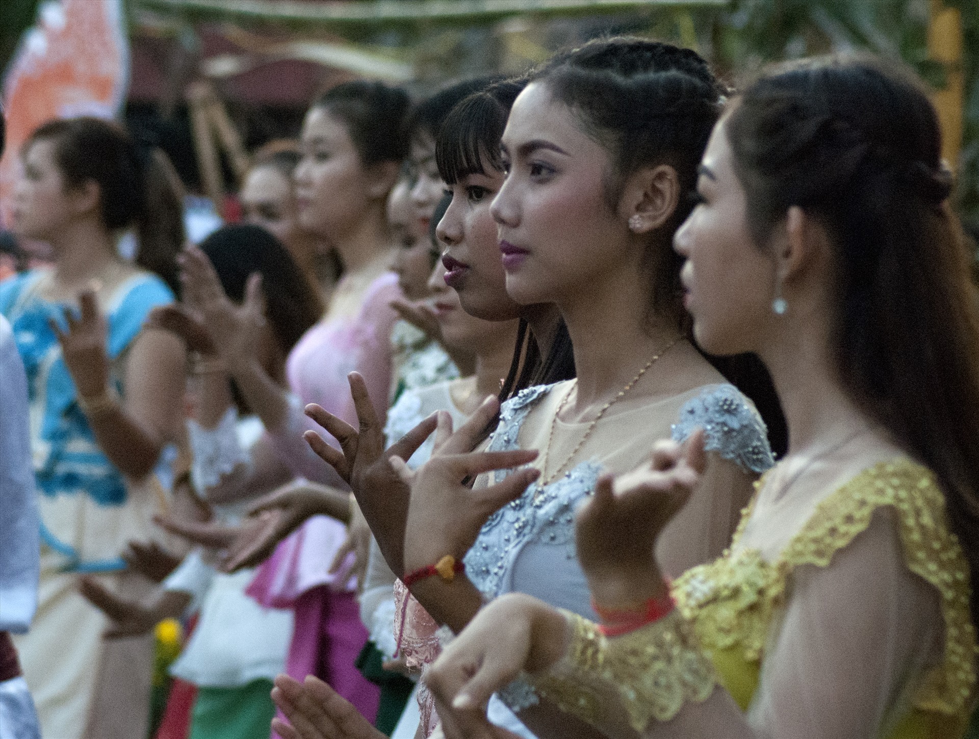 Các cô gái Khmer trong điệu múa truyền thống.