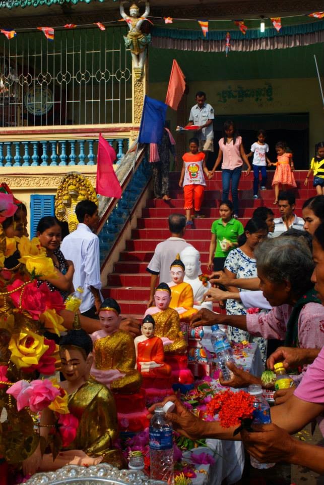 Sang ngày thứ ba, gọi là ngày Tngai Laeung Saka (Lơng săk). Ngày này sẽ làm lễ tắm tượng Phật, tắm sư. Vào buổi sáng dâng cơm sáng cho các sư, họ tiếp tục nghe thuyết pháp. Chiều, đốt đèn nhang, dâng lễ vật, đưa nước có ướp hương thơm đến tắm tượng Phật. Ảnh: Nghi thức tắm phật trong một ngôi chùa Khmer ở Sóc Trăng.