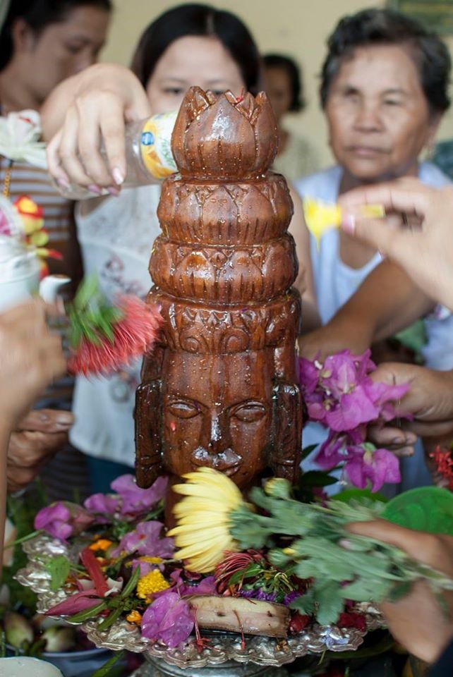 Lễ hội Chol Chnam Thmay còn diễn ra với nhiều hoạt động văn hóa đặc sắc. Ảnh: Tắm dầu cho vi thần 4 mặt.