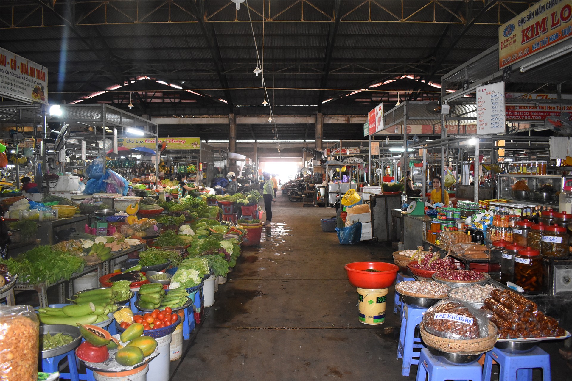 Nhiều khu chợ truyền thống ở Cần Thơ ế ẩm, thưa vắng người mua do ảnh hưởng dịch bệnh COVID-19. Ảnh: Thành Nhân.
