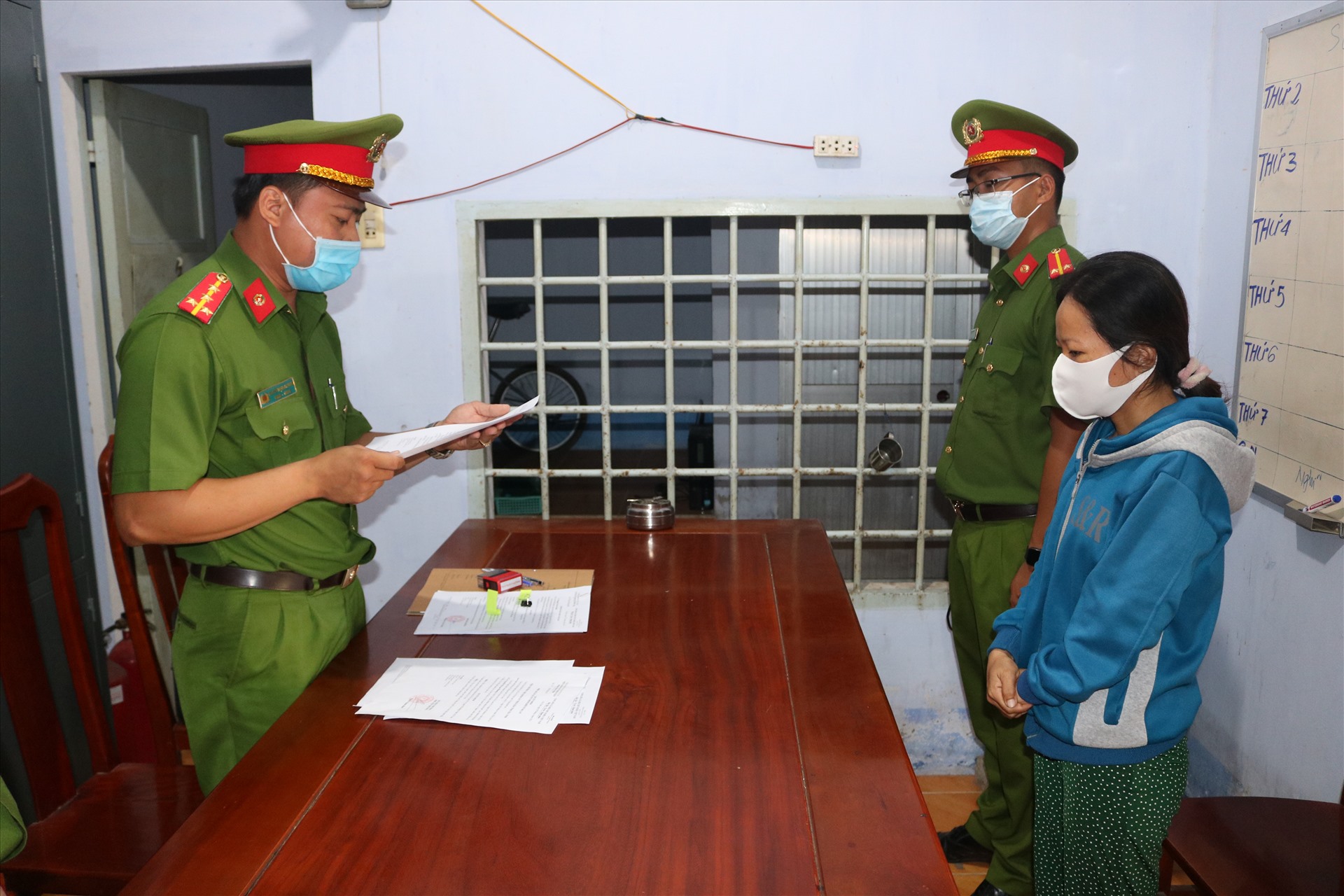 Cơ quan công an thi hành các quyết định đối với Nguyễn Thị Lan Phương. Ảnh công an cung cấp.