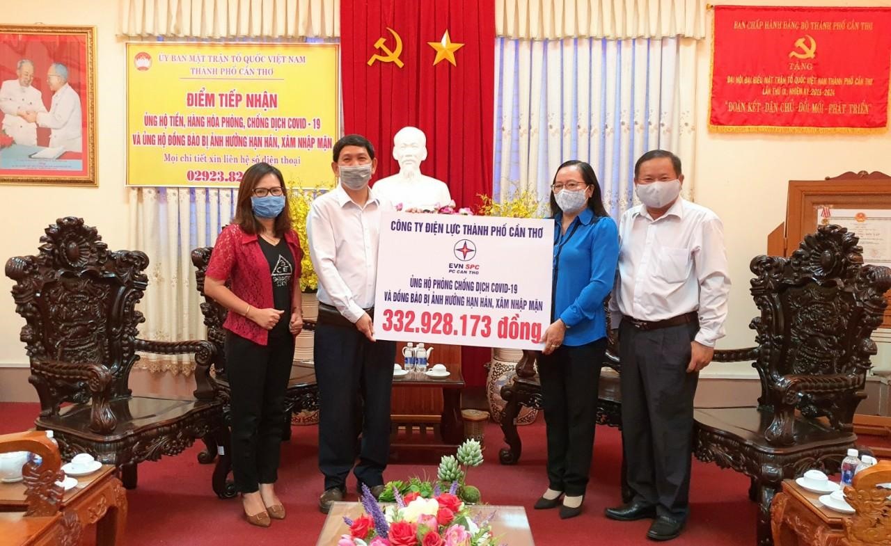 Công ty Điện lực Thành phố Cần Thơ chuyển trên 330 triệu đồng đến  Ủy Ban Mặt trận Tổ quốc Việt Nam Thành phố  Cần Thơ  để ủng hộ  phòng chống dịch COVID-19 và đồng bào bị ảnh hưởng hạn hán, xâm nhập mặn.  Ảnh Đình Hoàng