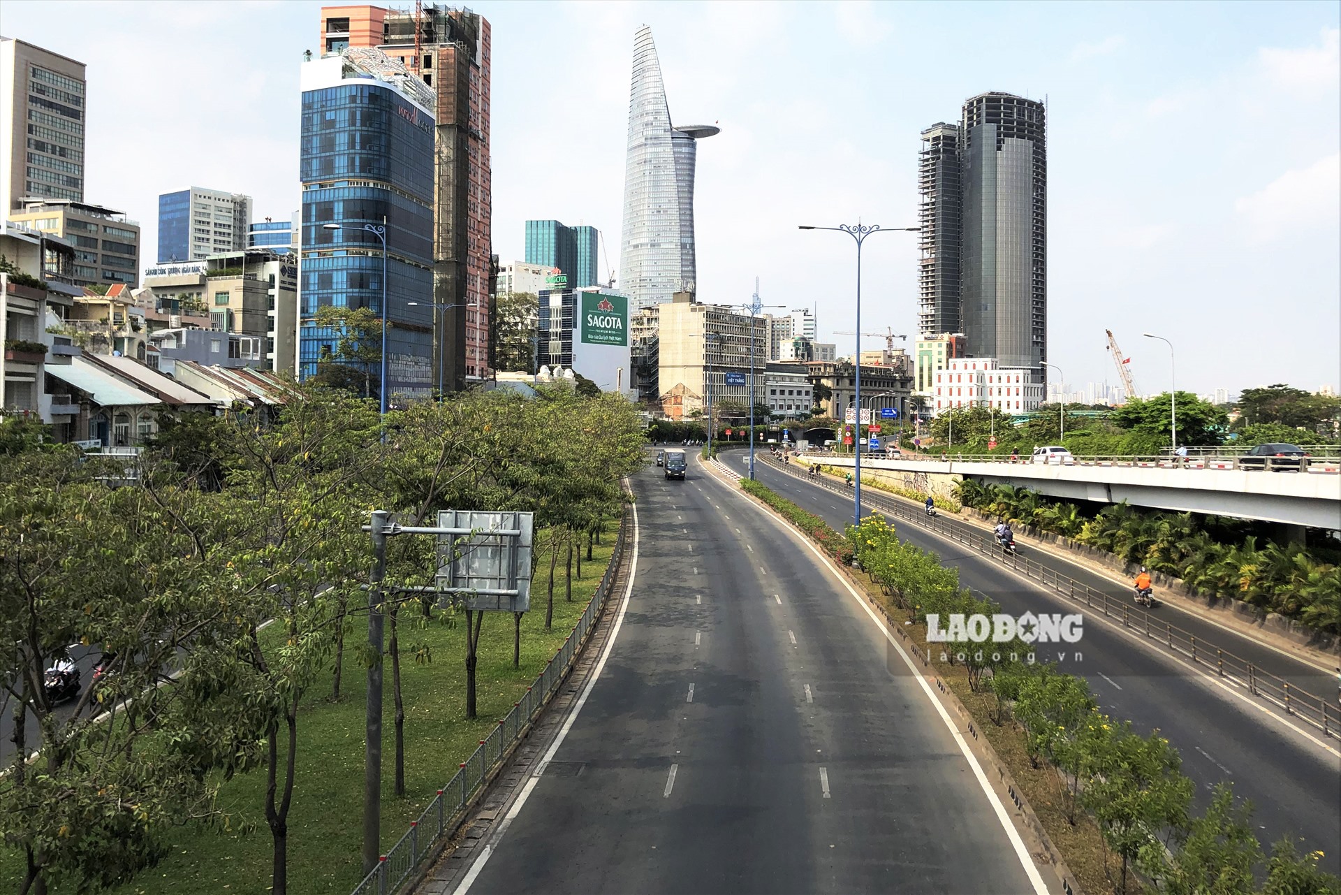 Trong 5 ngày đầu cách ly xã hội, đường phố TPHCM thay đổi rõ rệt về mật độ phương tiện giao thông so với những ngày trước đó. Ảnh: Hà Phương.
